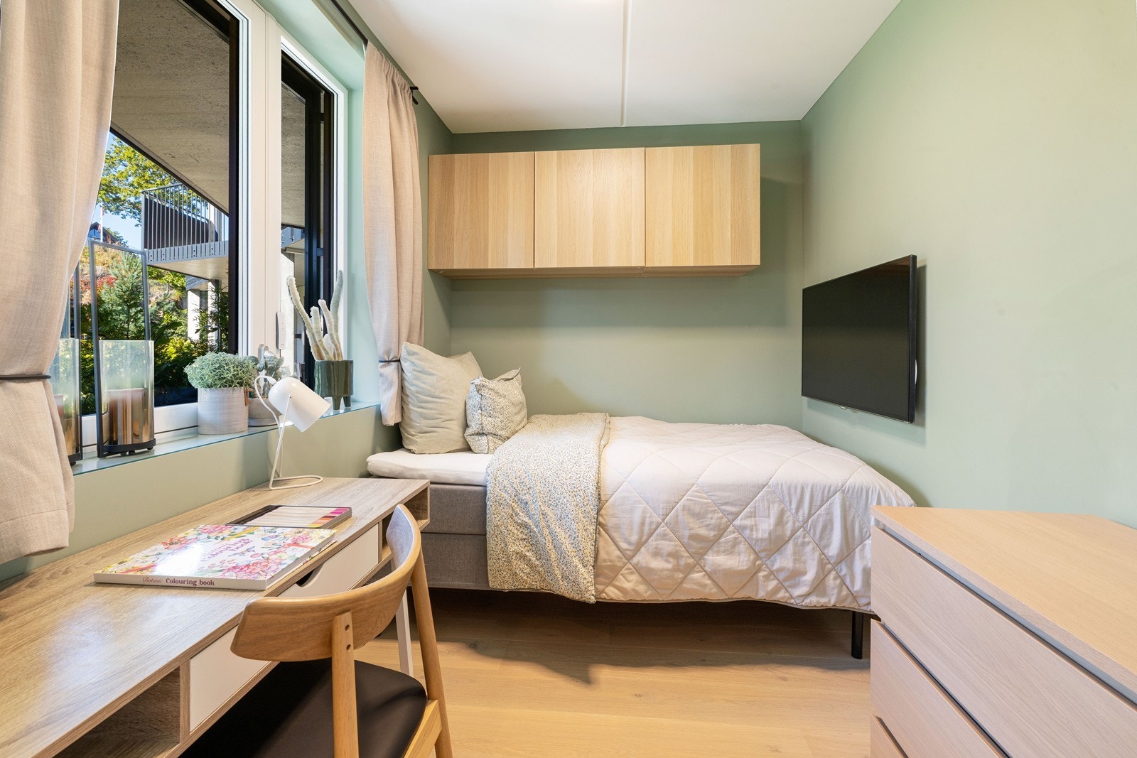 Soverom 3. Utvendig solavskjerming på vindu. Seng på bildet 120 cm bred. Galleribilde