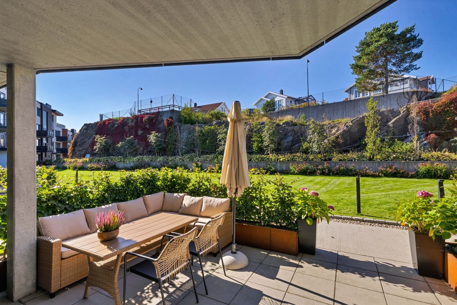 Lun og solrik uteplass på bakside av leilighet(ved inngang) Galleribilde