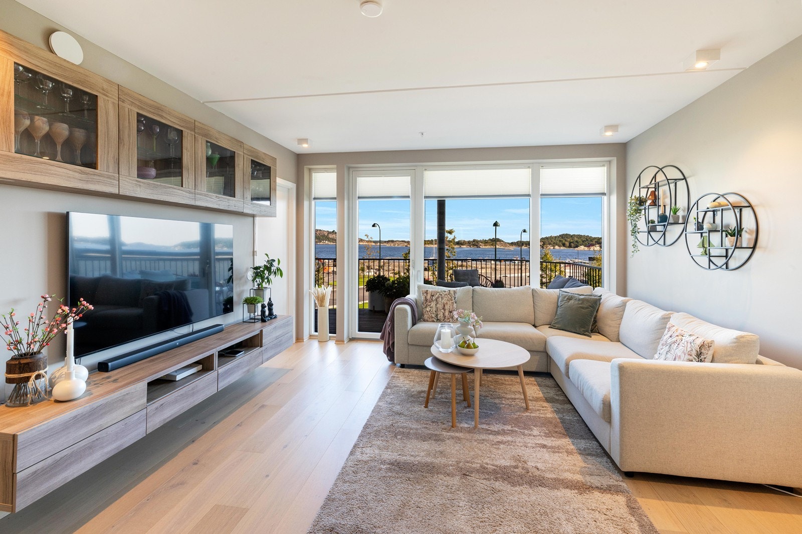 Stue med fine vindusflater. Utgang til hyggelig balkong. Galleribilde