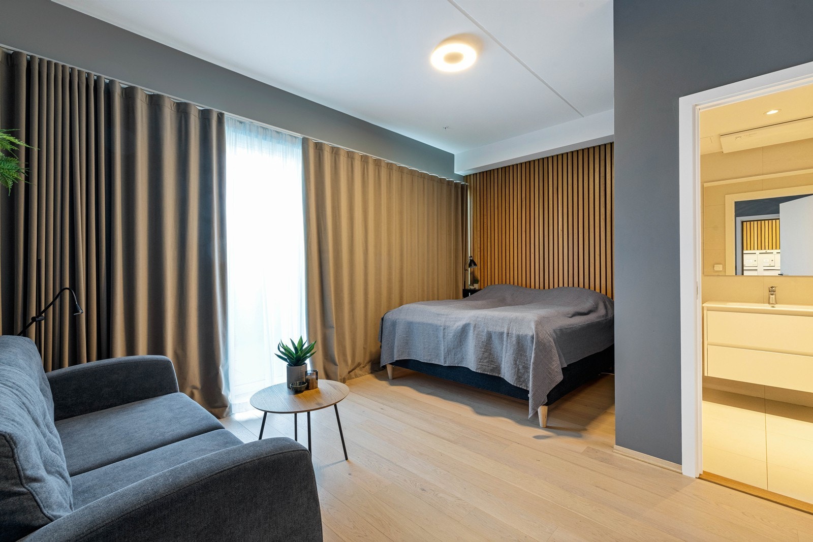 Fellesrom til utleie: Hotellrom med sengeplass opp til fire personer. 500 kr.pr.natt Galleribilde