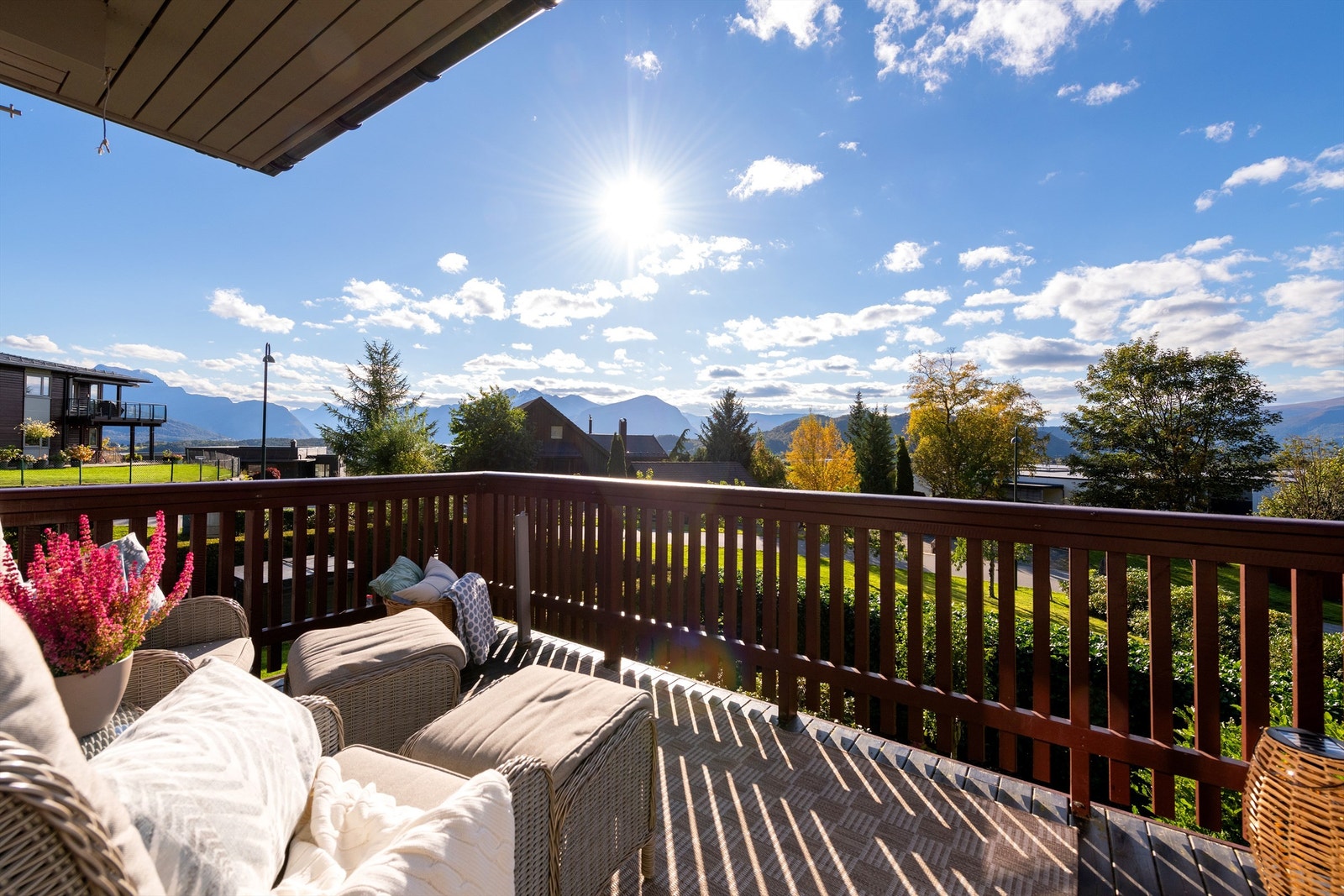 Romslig sydvendt veranda med flott utsikt Galleribilde