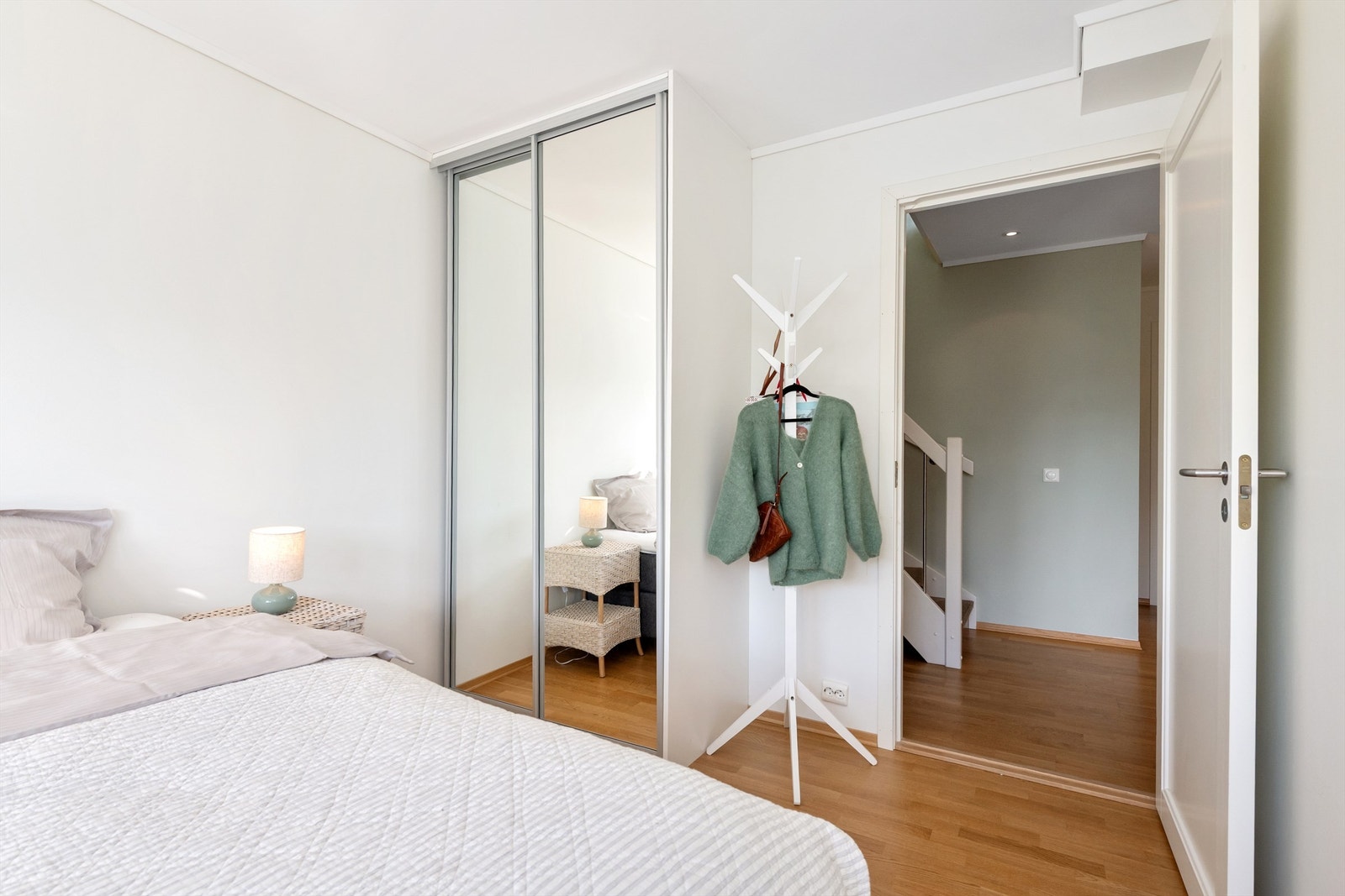 Soverom nr. 2 har også skyvedørsgarderobe med speilfronter Galleribilde