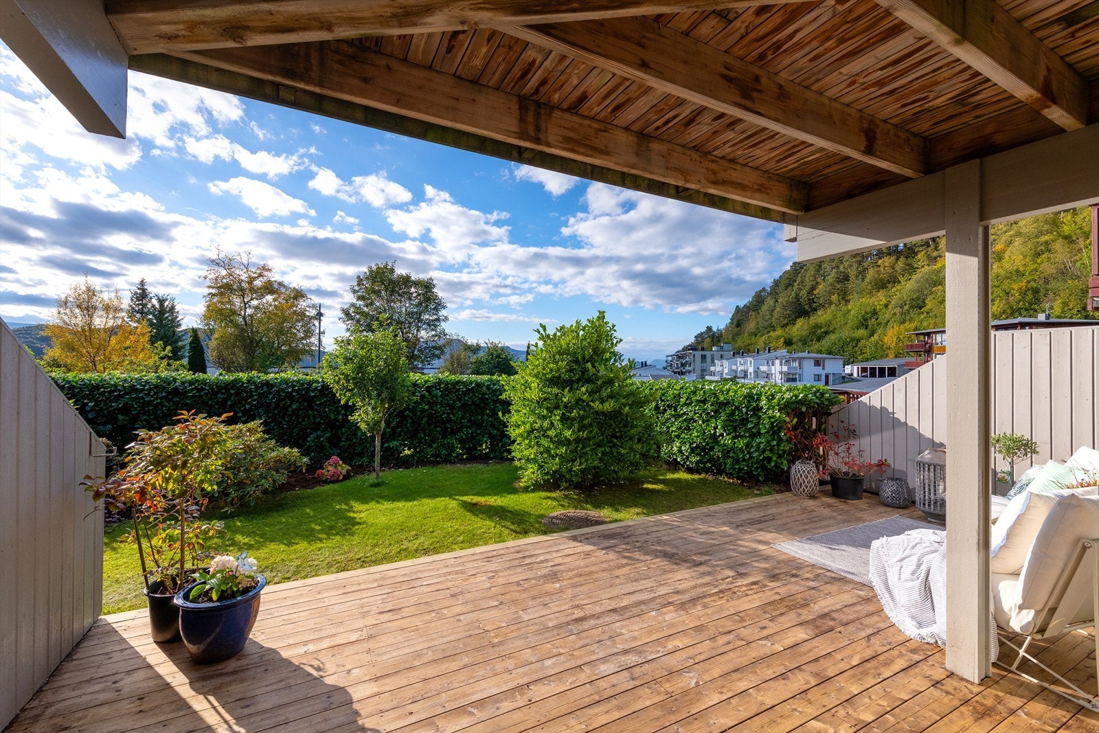 Skjermet hage med utsikt og gode solforhold Galleribilde