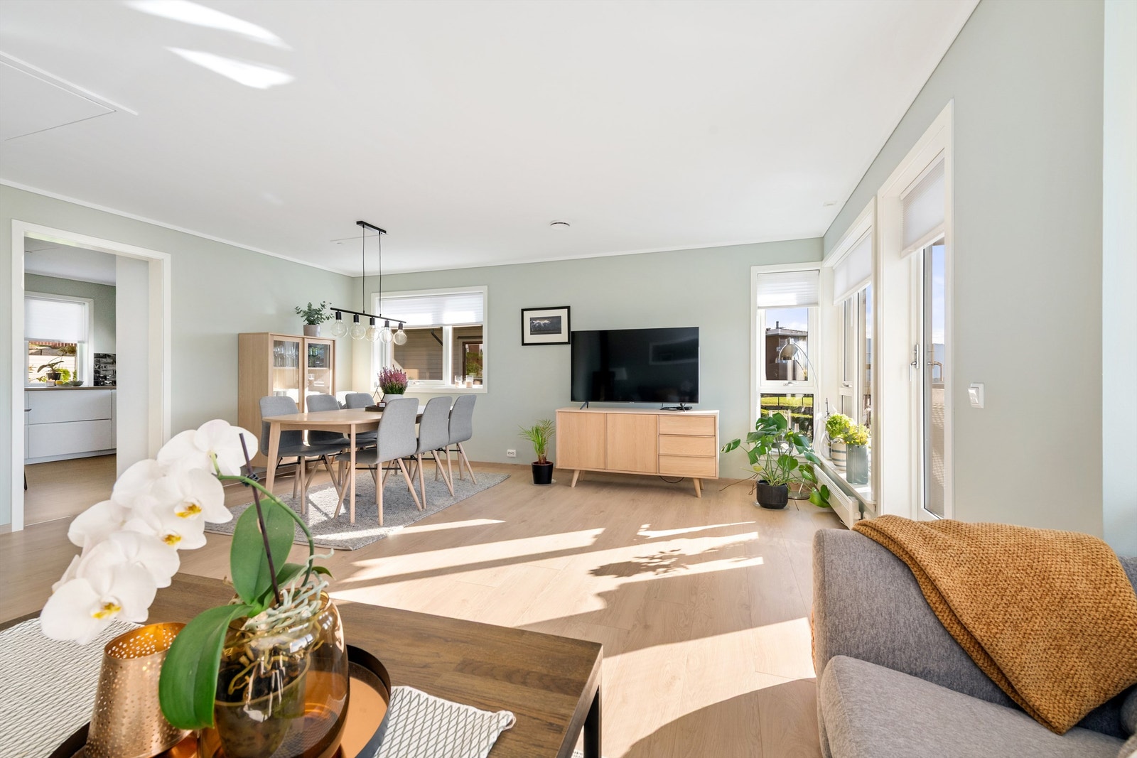 Fra sofakroken på stuen mot spisestue og kjøkken Galleribilde