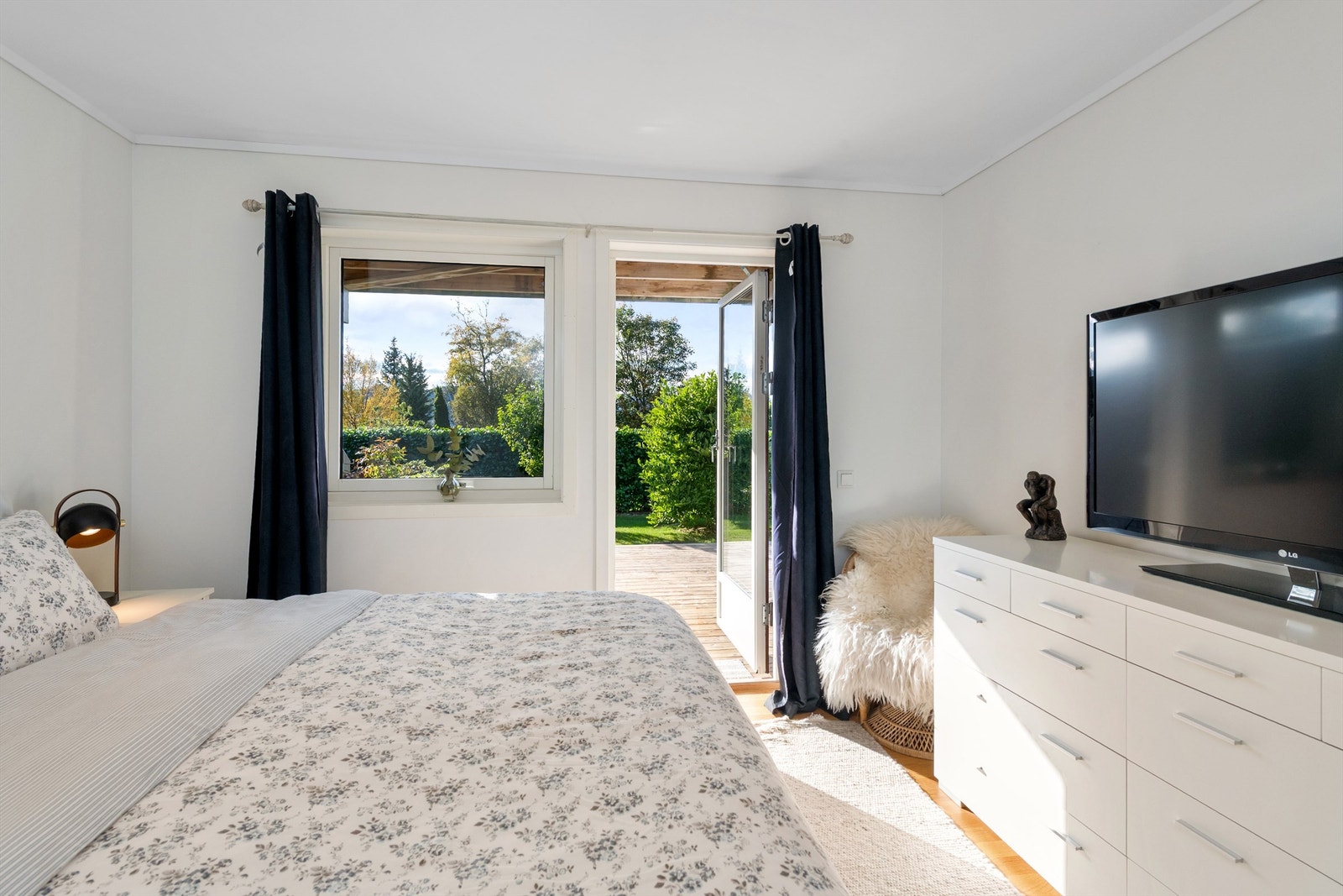 Det er utgang fra hovedsoverom til markterrasse og hage Galleribilde