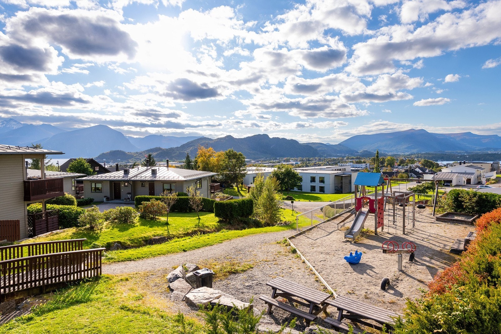 Idylliske omgivelser. Flott lekeplass like bortenfor boligen. Galleribilde
