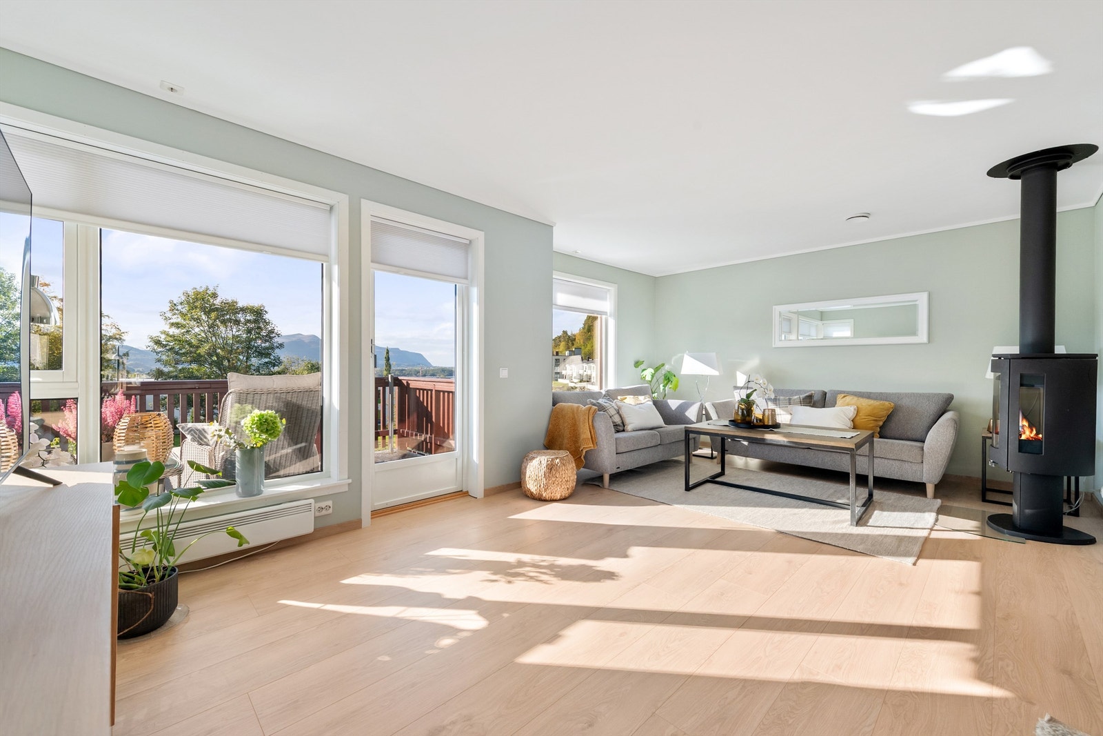 Stue med lyse overflater og flott utsikt Galleribilde