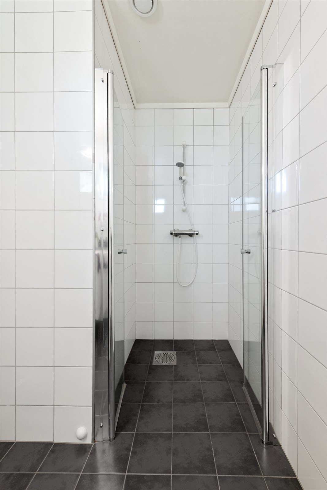 Dusjnisje på bad i hovedetasjen Galleribilde