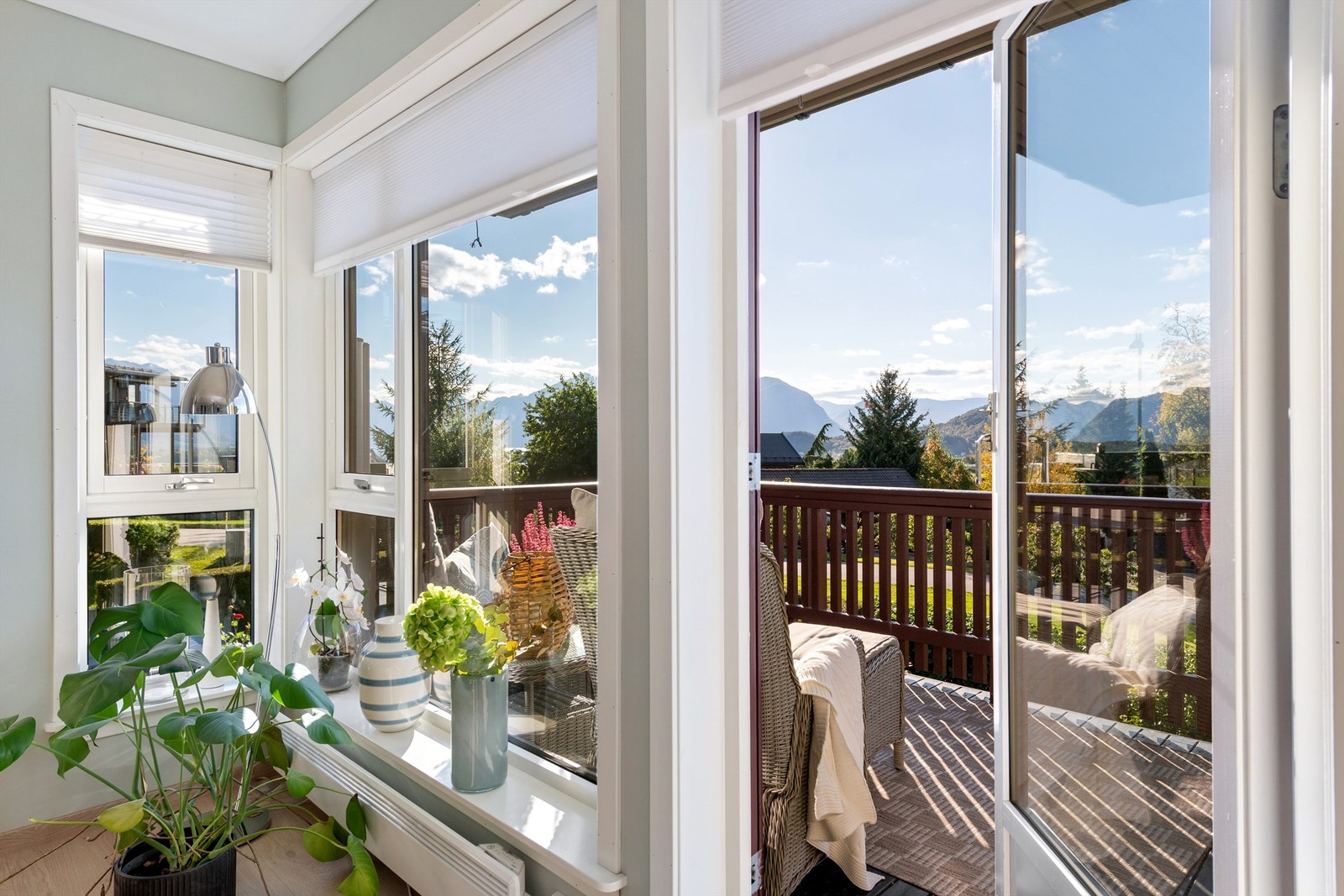 Store vindusflater på stuen gir godt med naurlig lysinnslipp Galleribilde