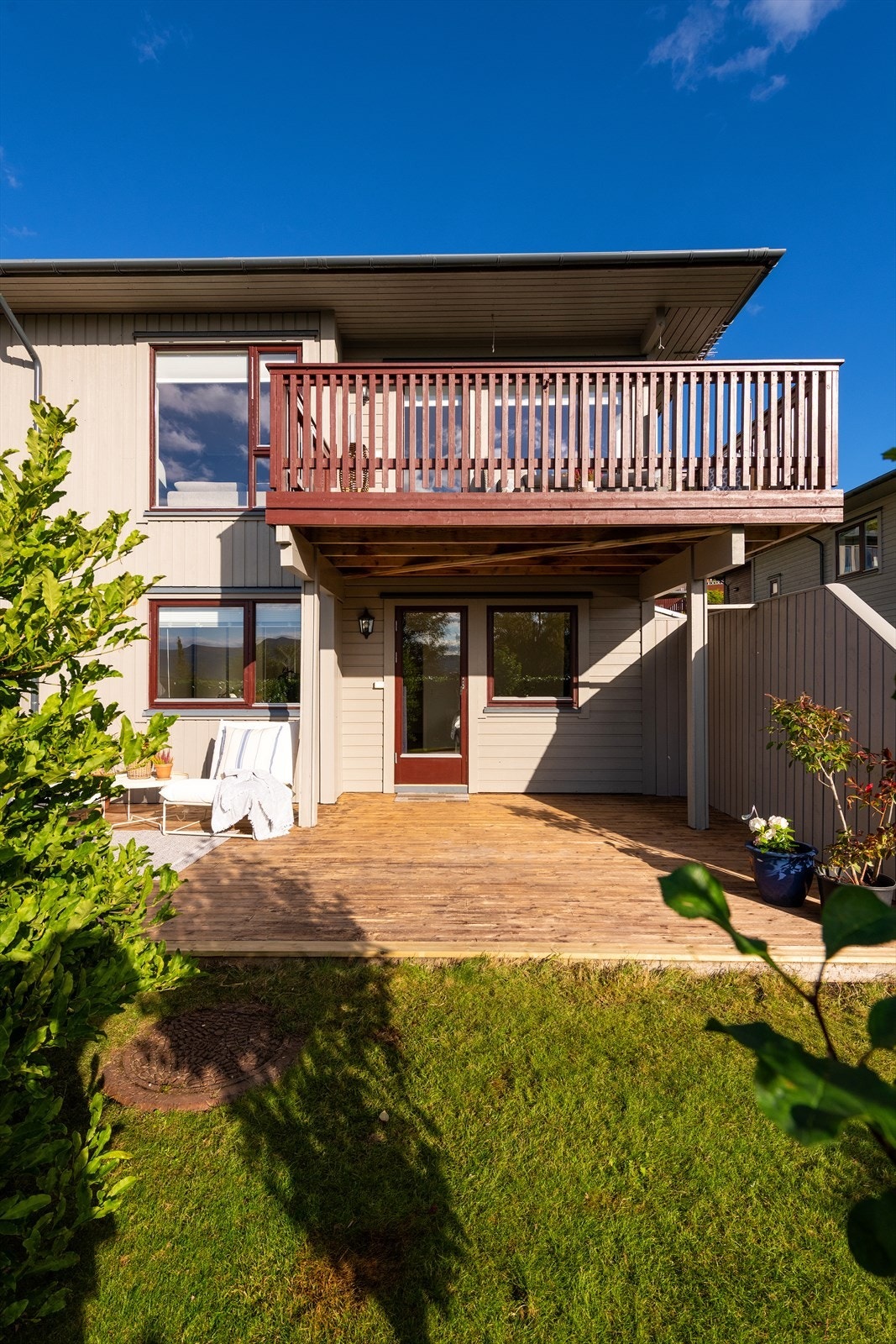 Velstelt hage med plass til lek og hygge Galleribilde