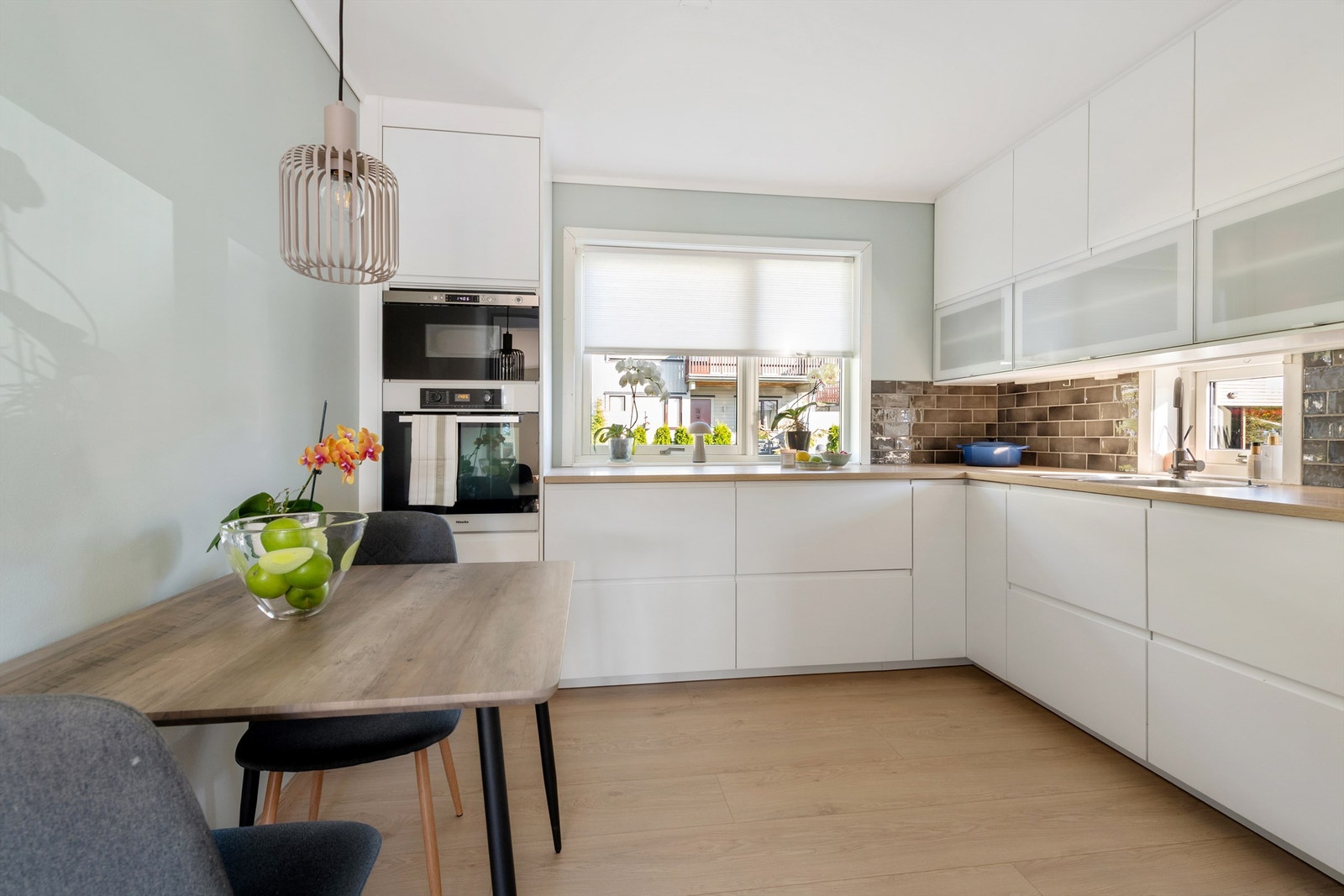 Kjøkkenet har takhøye skap og god planløsning. Det er plass til spisebord på kjøkkenet Galleribilde