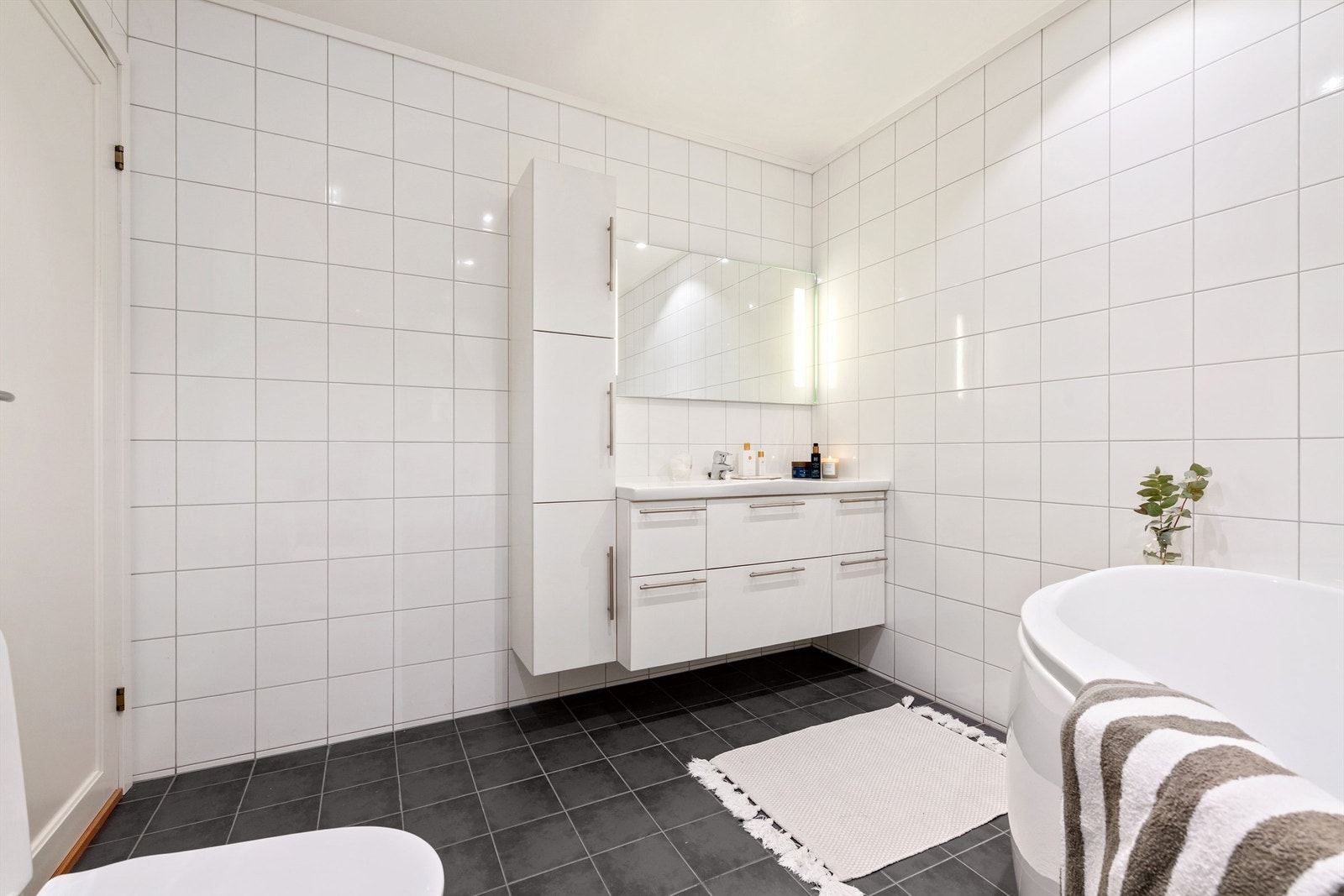 Badet er lyst og innbydende med gulvvarme Galleribilde