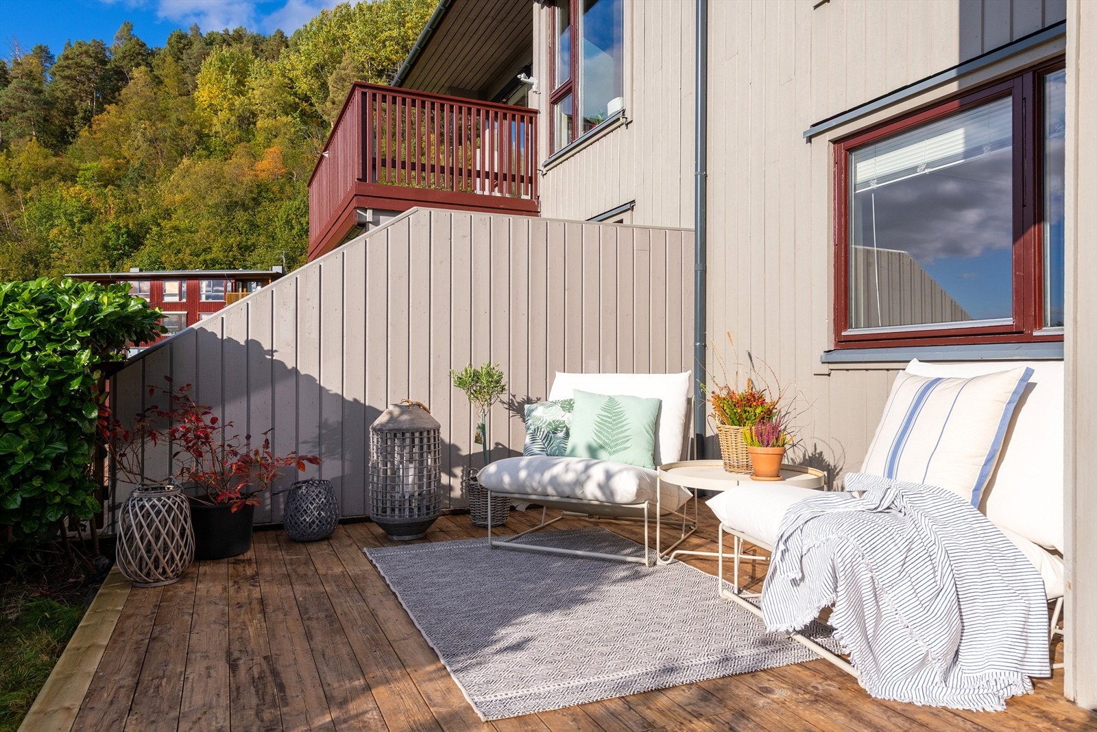 Lun krok med hagemøbler Galleribilde