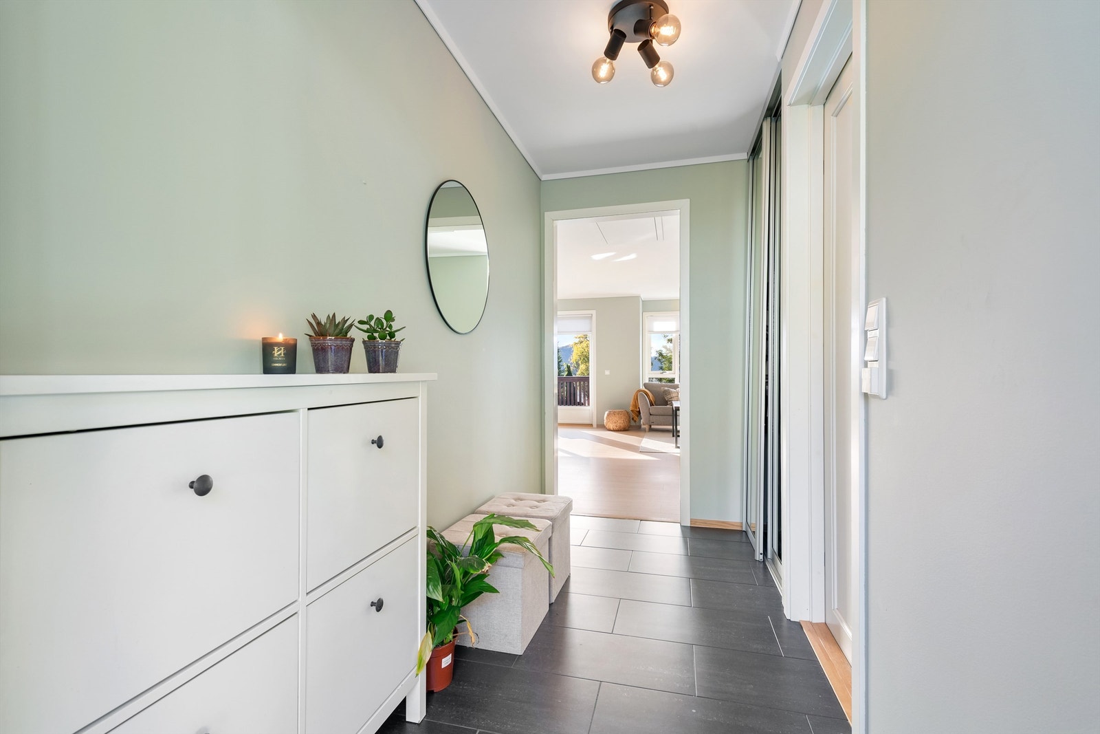 Entre/inngangsparti mot stue Galleribilde