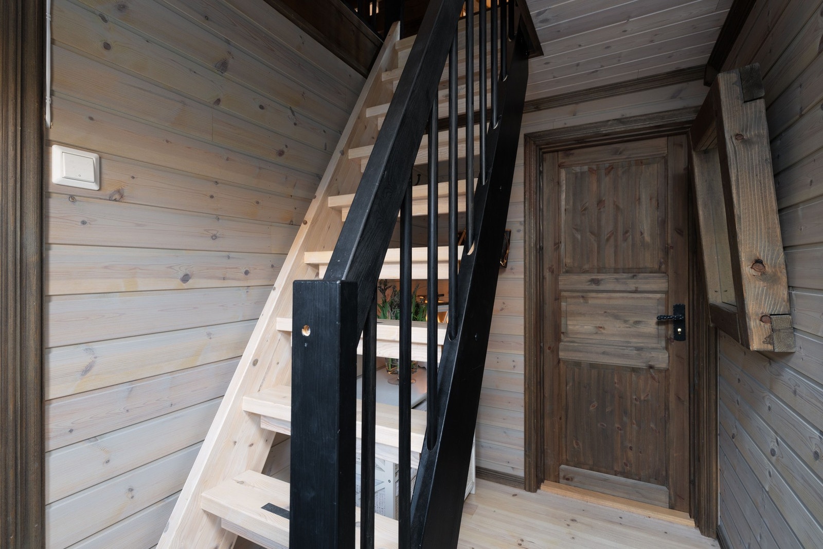 Trappa går opp til hemsen fra inngangspartiet. Galleribilde