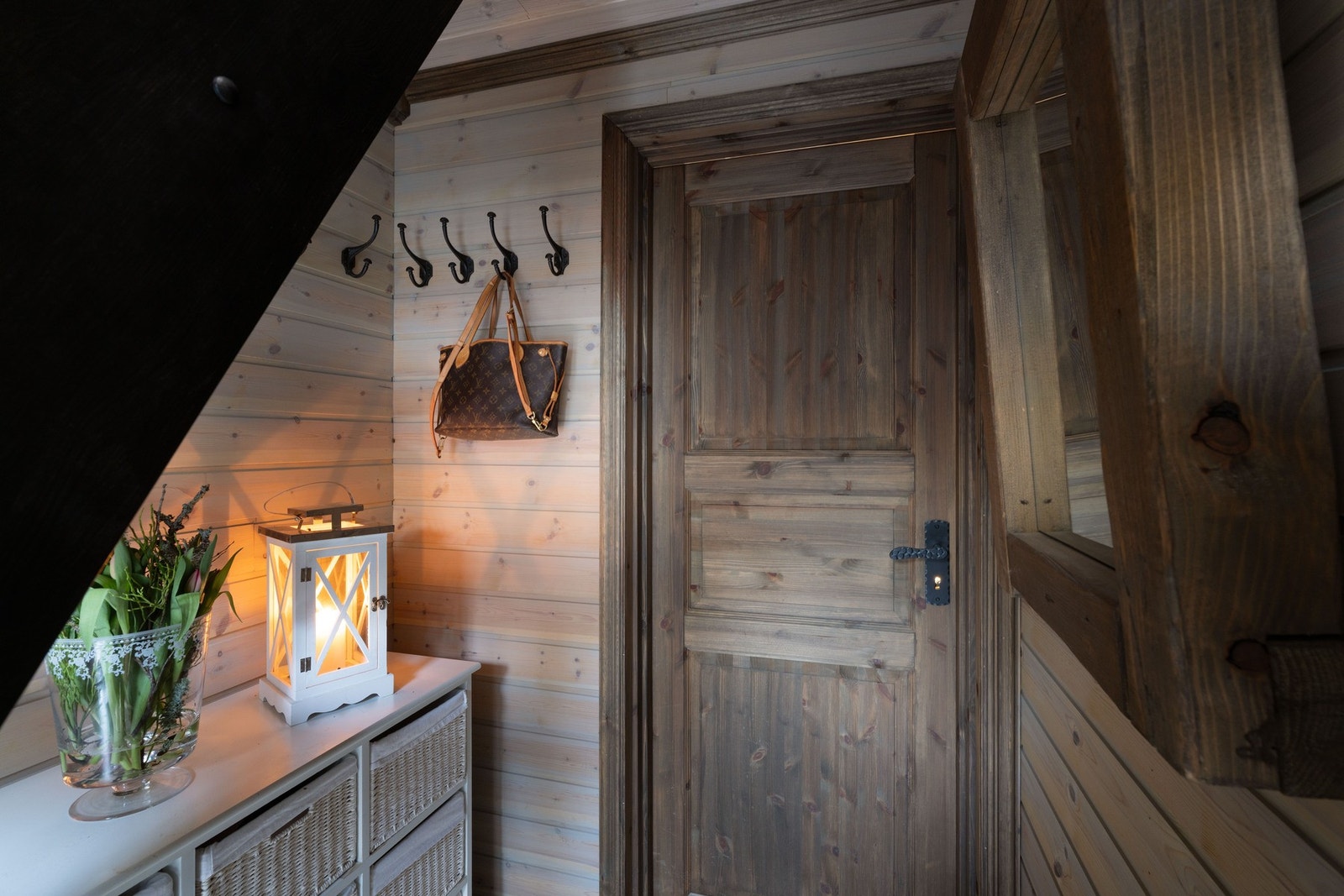 Inngangspartiet med god plass til oppbevaring under trappa. Galleribilde