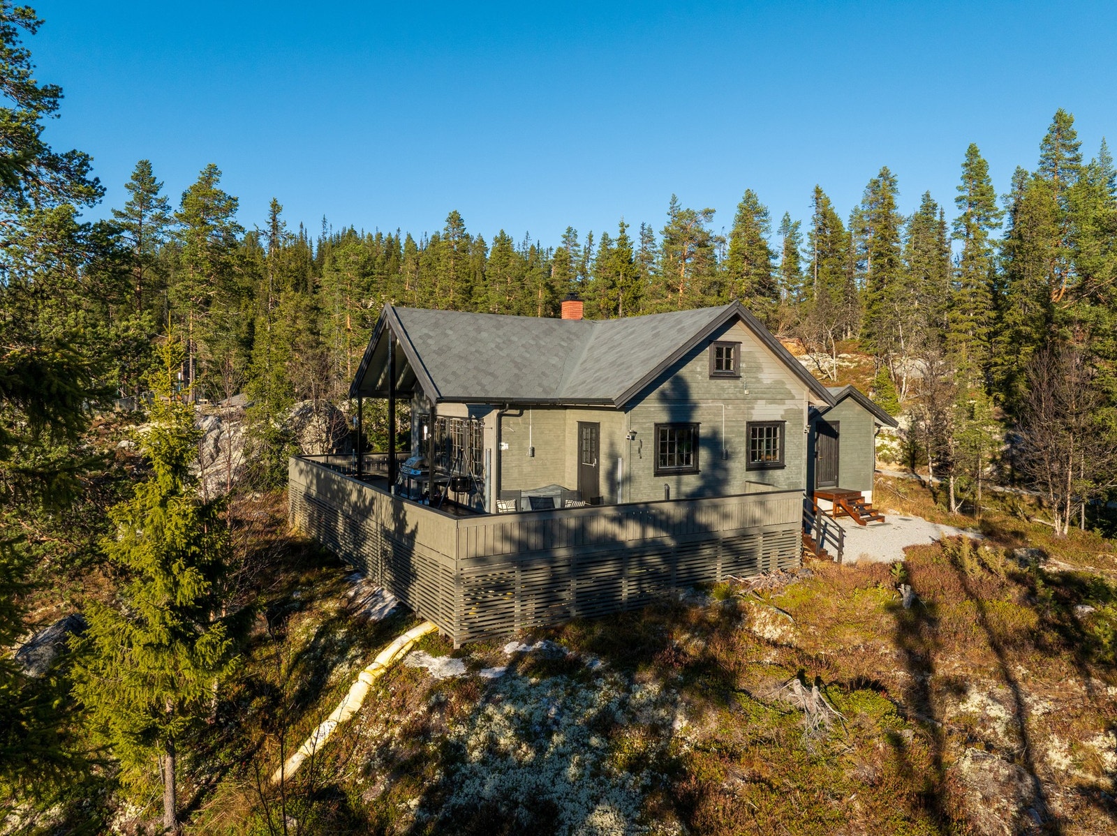 Svær terrasse rundt hytta på hele 65 kvm. Galleribilde