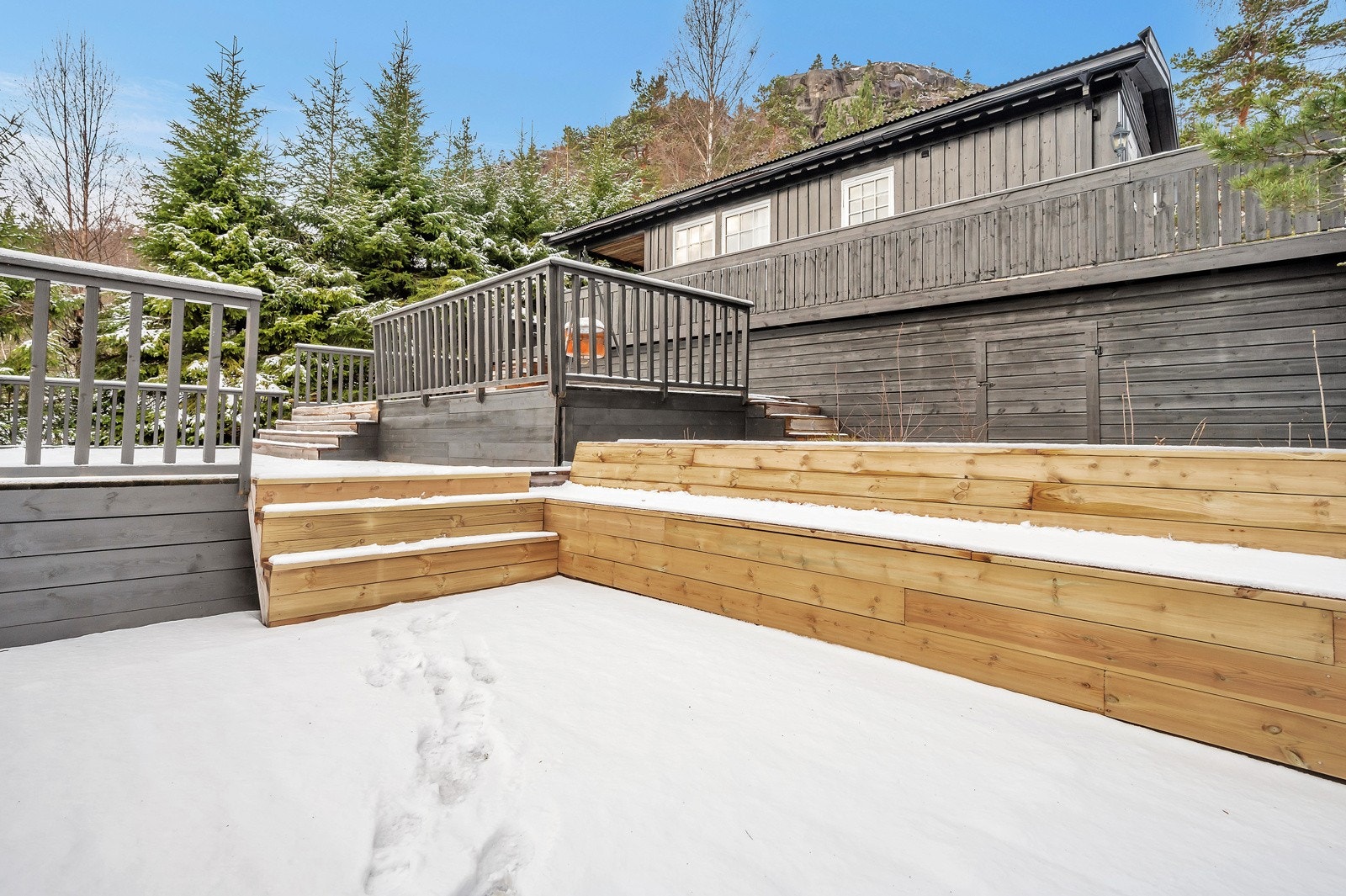 Stor og utvidet terrasse med svært gode solforhold Galleribilde