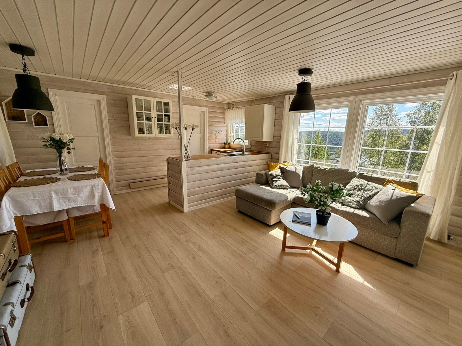 Stue med god plass til både sofagruppe og spisemøbler Galleribilde