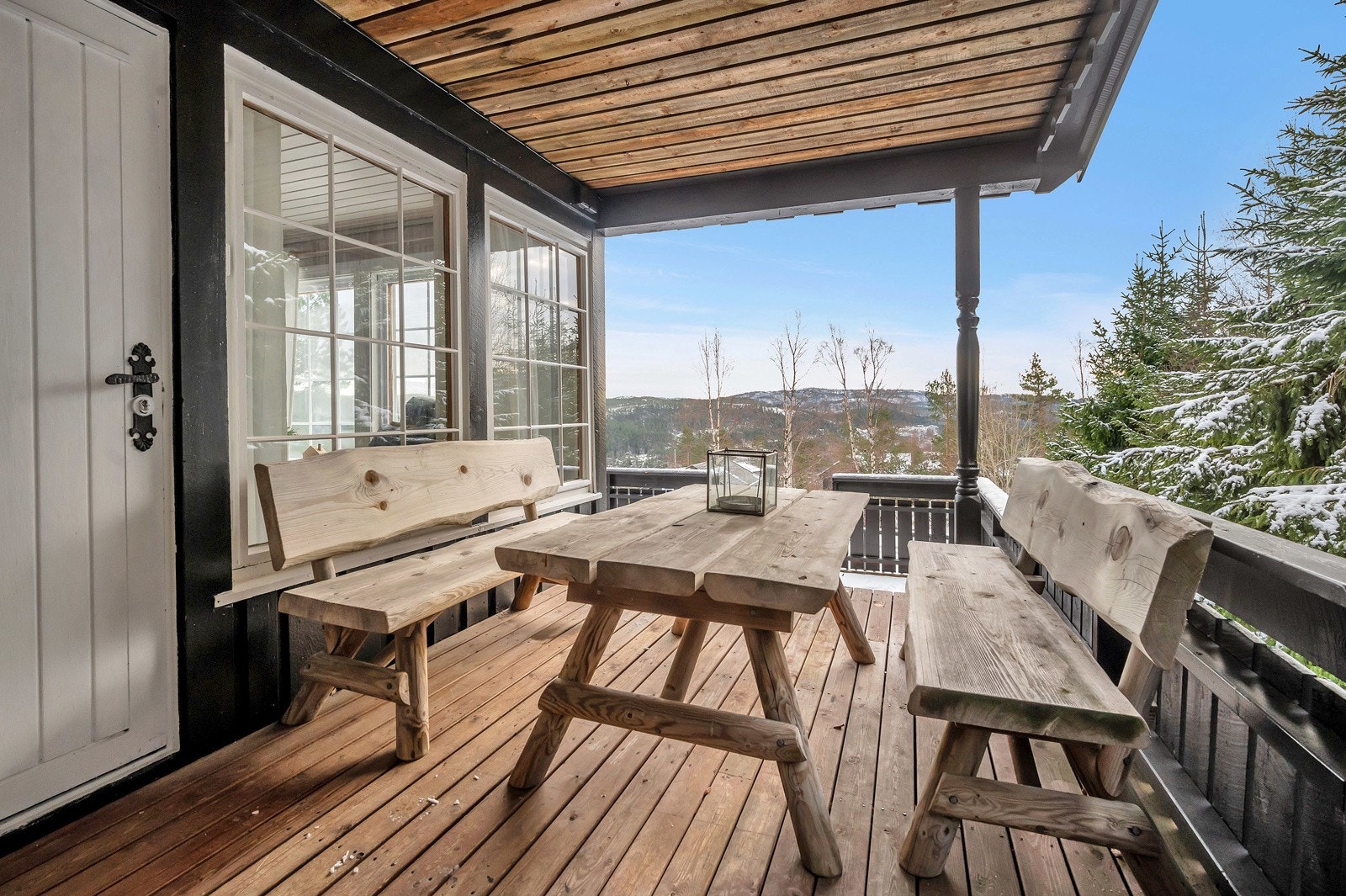 Usjenert uteplass med overbygg Galleribilde