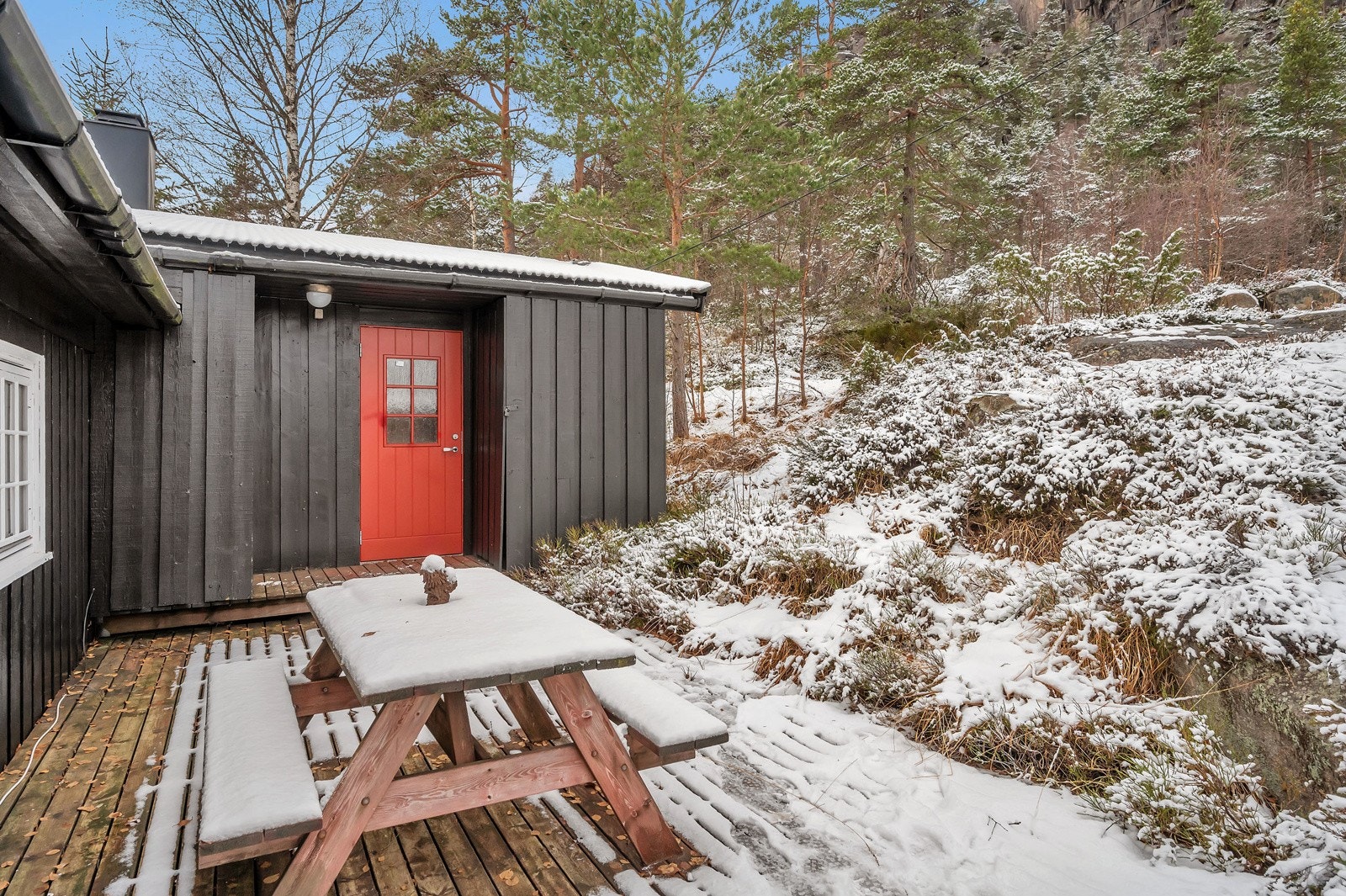 Koselig og usjenert uteplass ved inngangsparti (vinterstid) Galleribilde