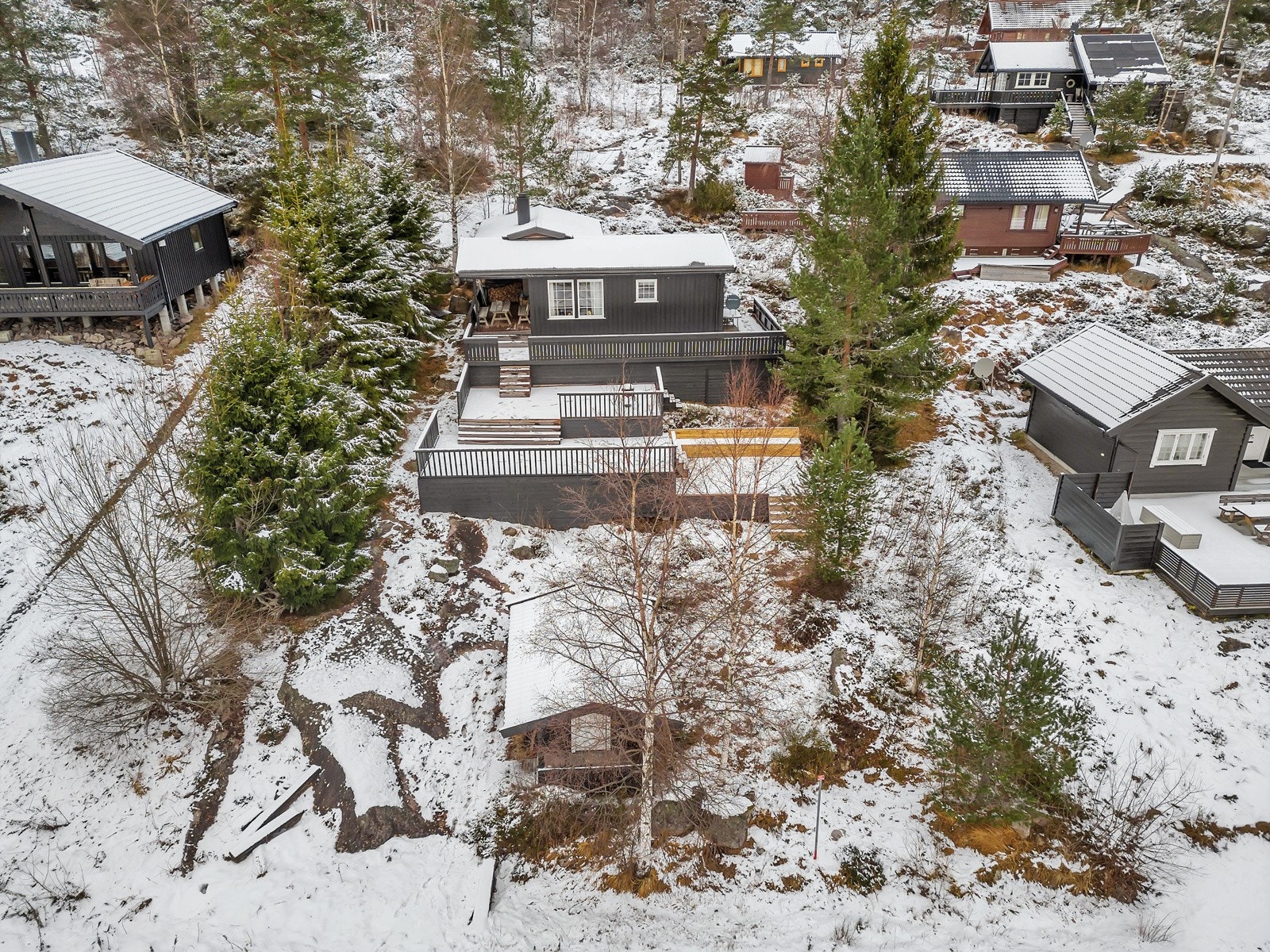 God beliggenhet, stor parkeringsplass like nedenfor eiendommmen Galleribilde