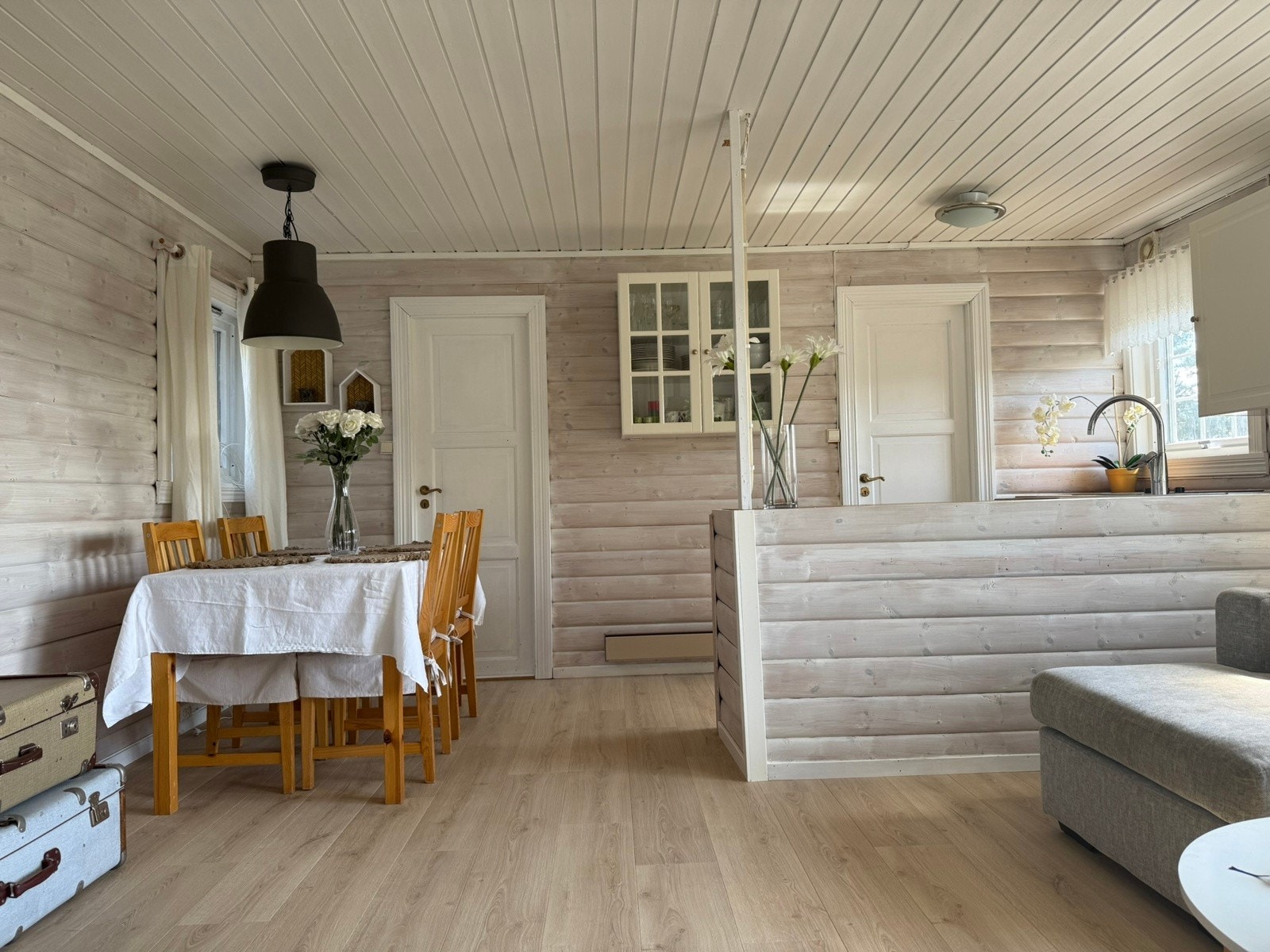 Stue sett mot spisebord og kjøkken Galleribilde