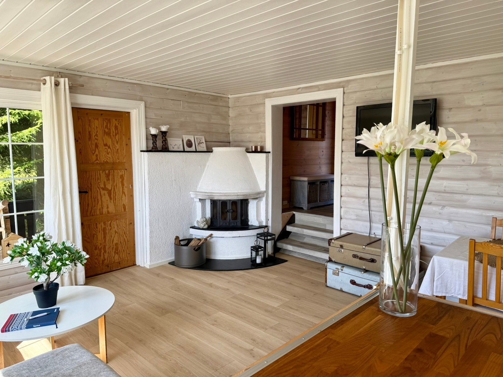 fra kjøkken med vedovn i stuen Galleribilde