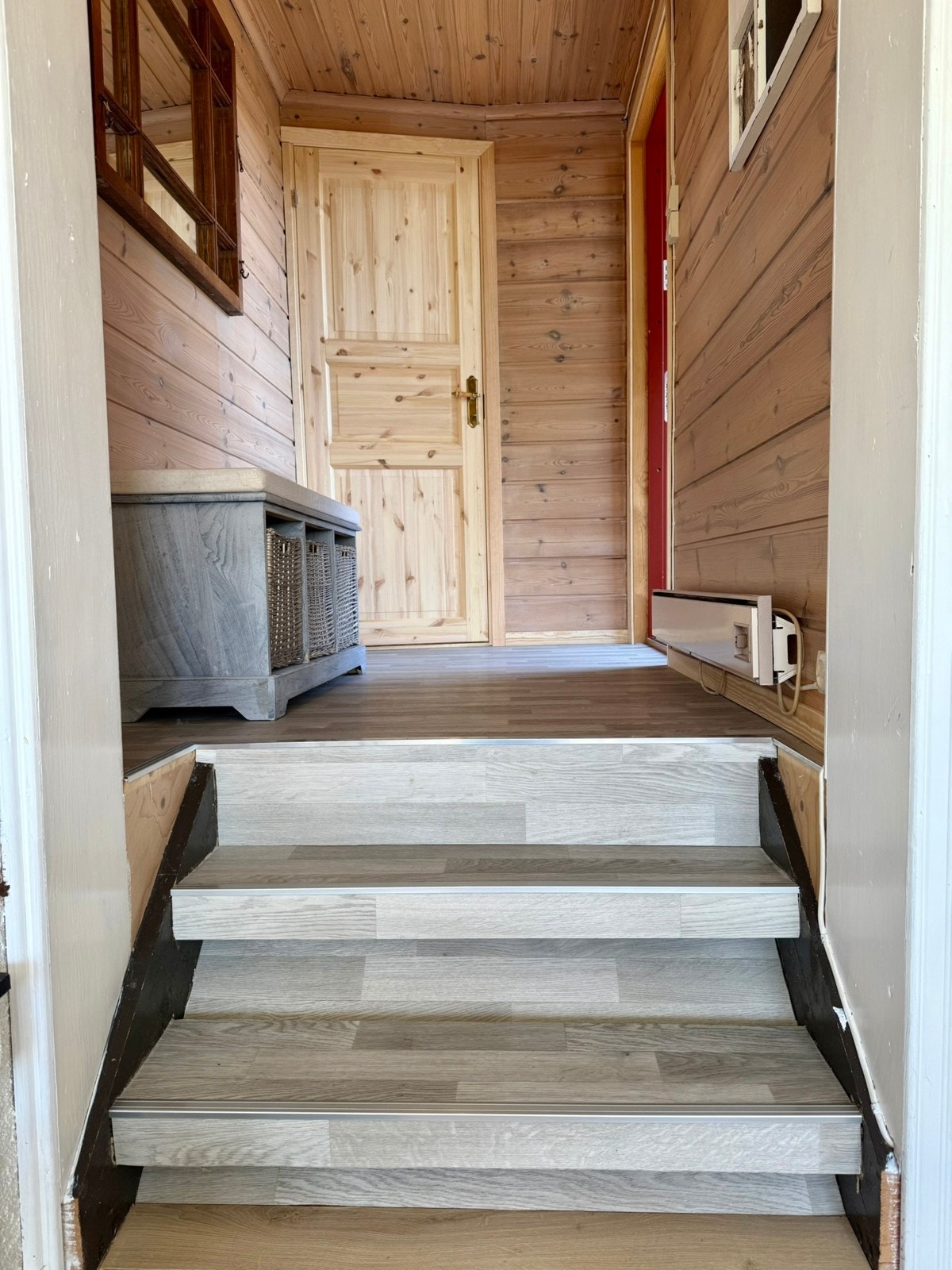 Trapp fra gang til stue/kjøkken Galleribilde