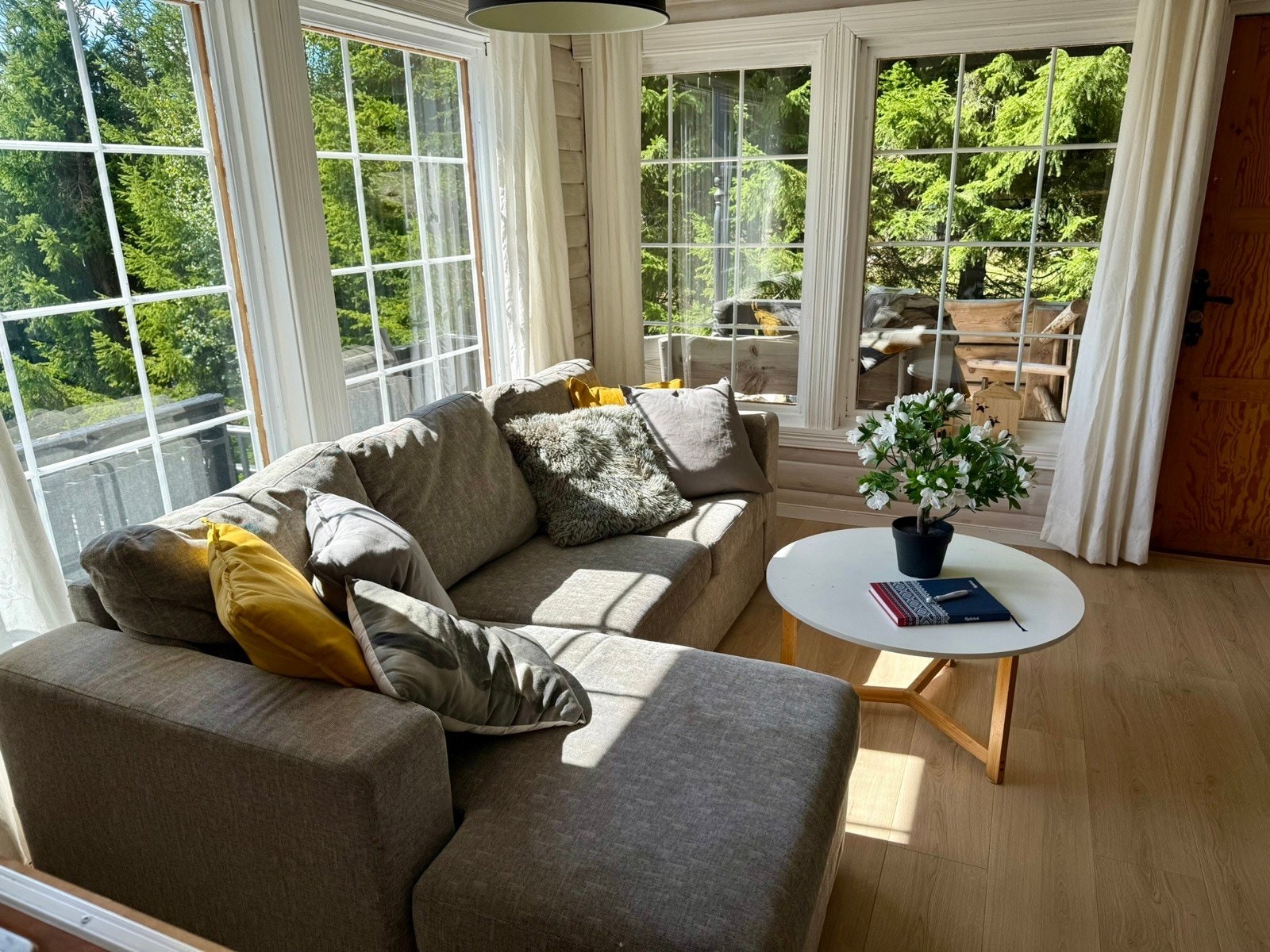 Fra stuen er det utgang til koselig overbygd terrasse Galleribilde