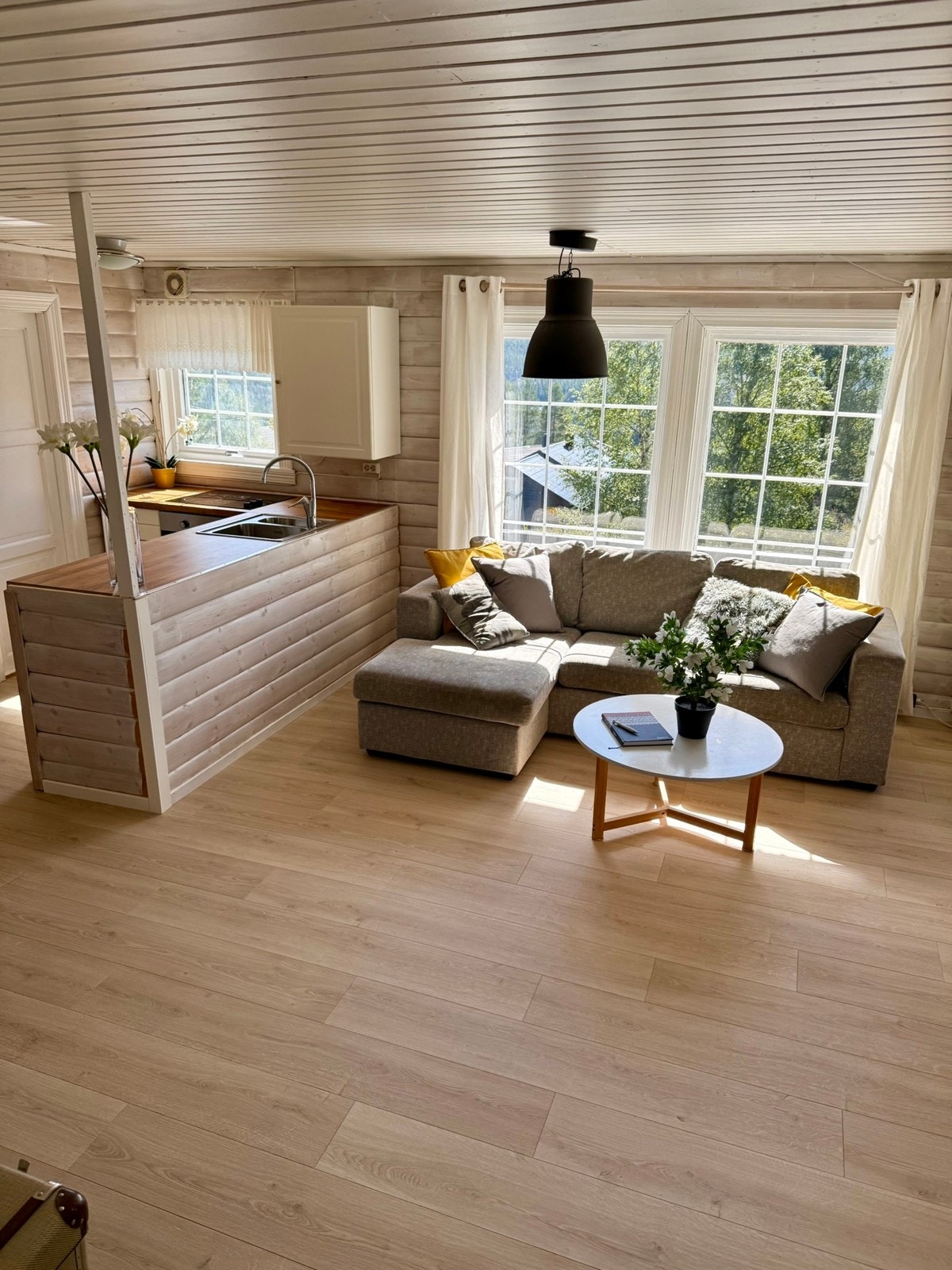 Lys og trivelig stue med store vindusflater som sikrer godt dagslys Galleribilde