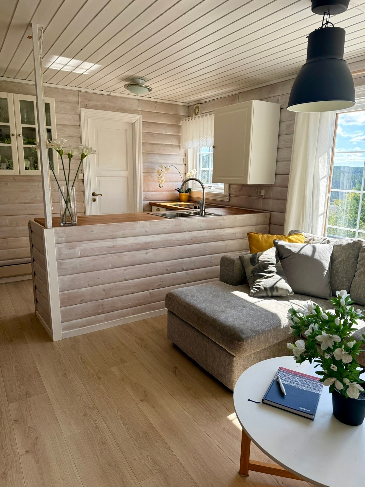 Praktisk åpen kjøkkenløsning mot stue Galleribilde