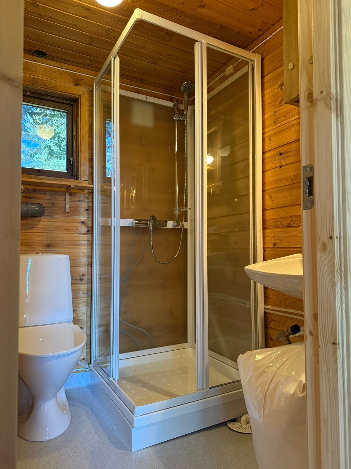 Bad med dusjkabinett, wc og servant Galleribilde