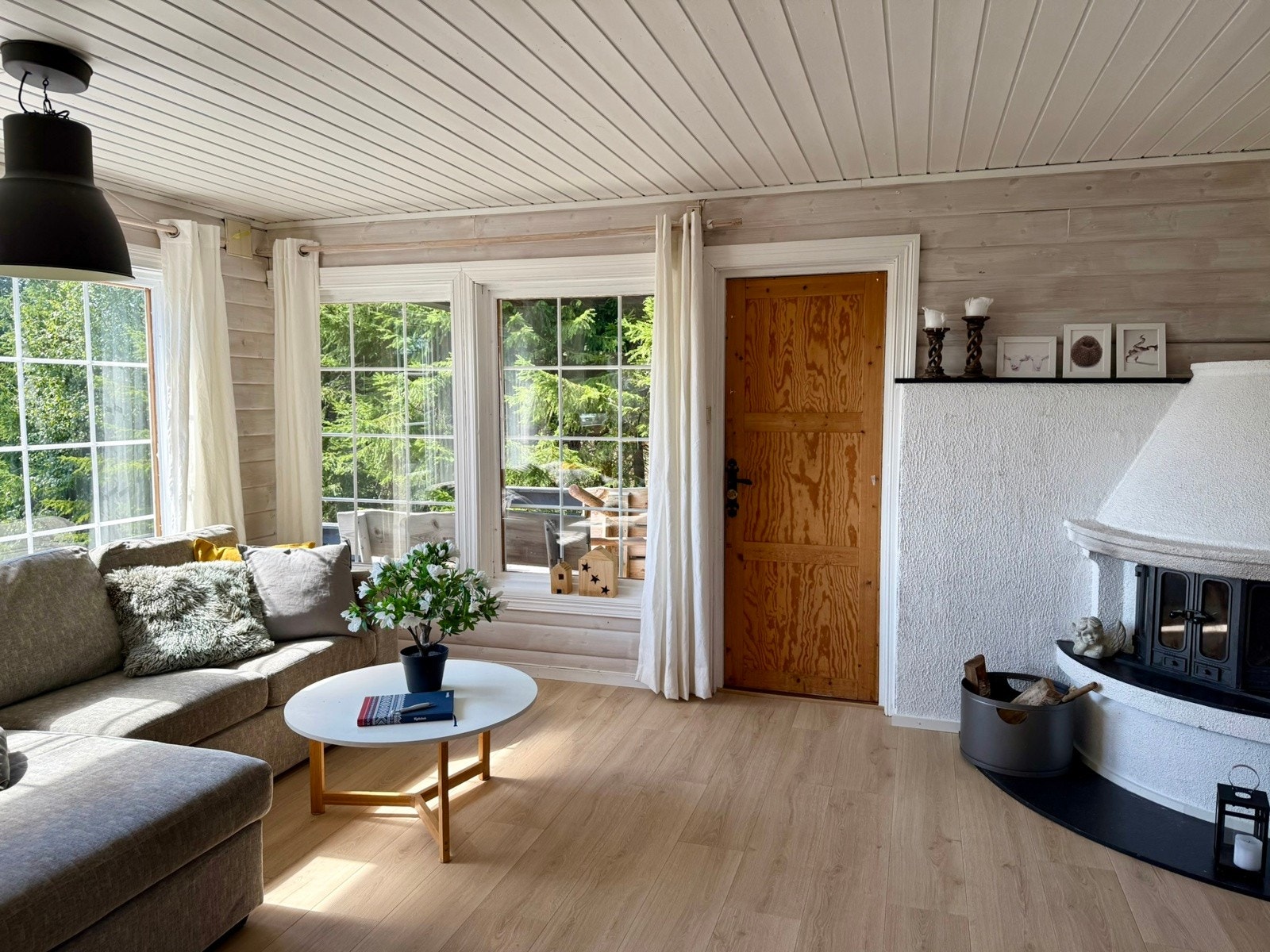 Utgang til hyggelig uteplass fra stue Galleribilde