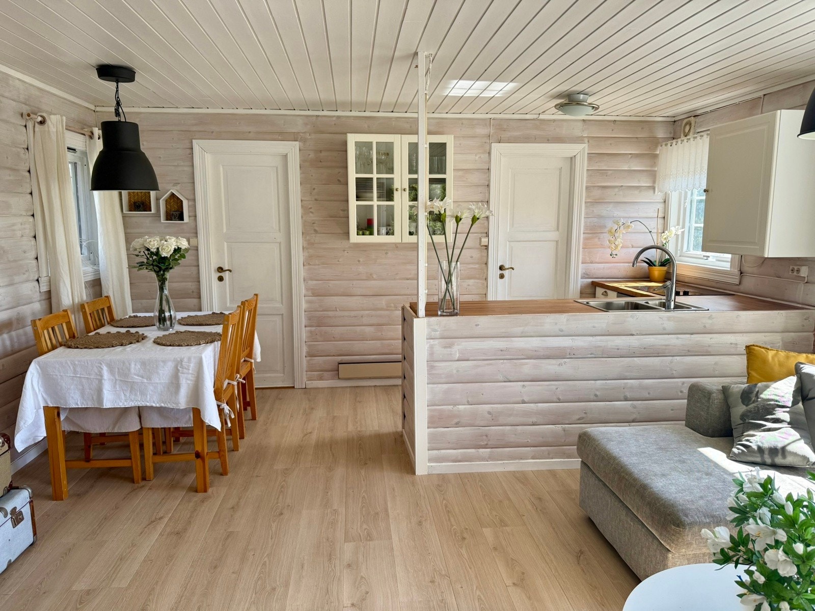 Hyggelig og sosial stue vender mot spiseplass og praktisk kjøkkenløsning Galleribilde