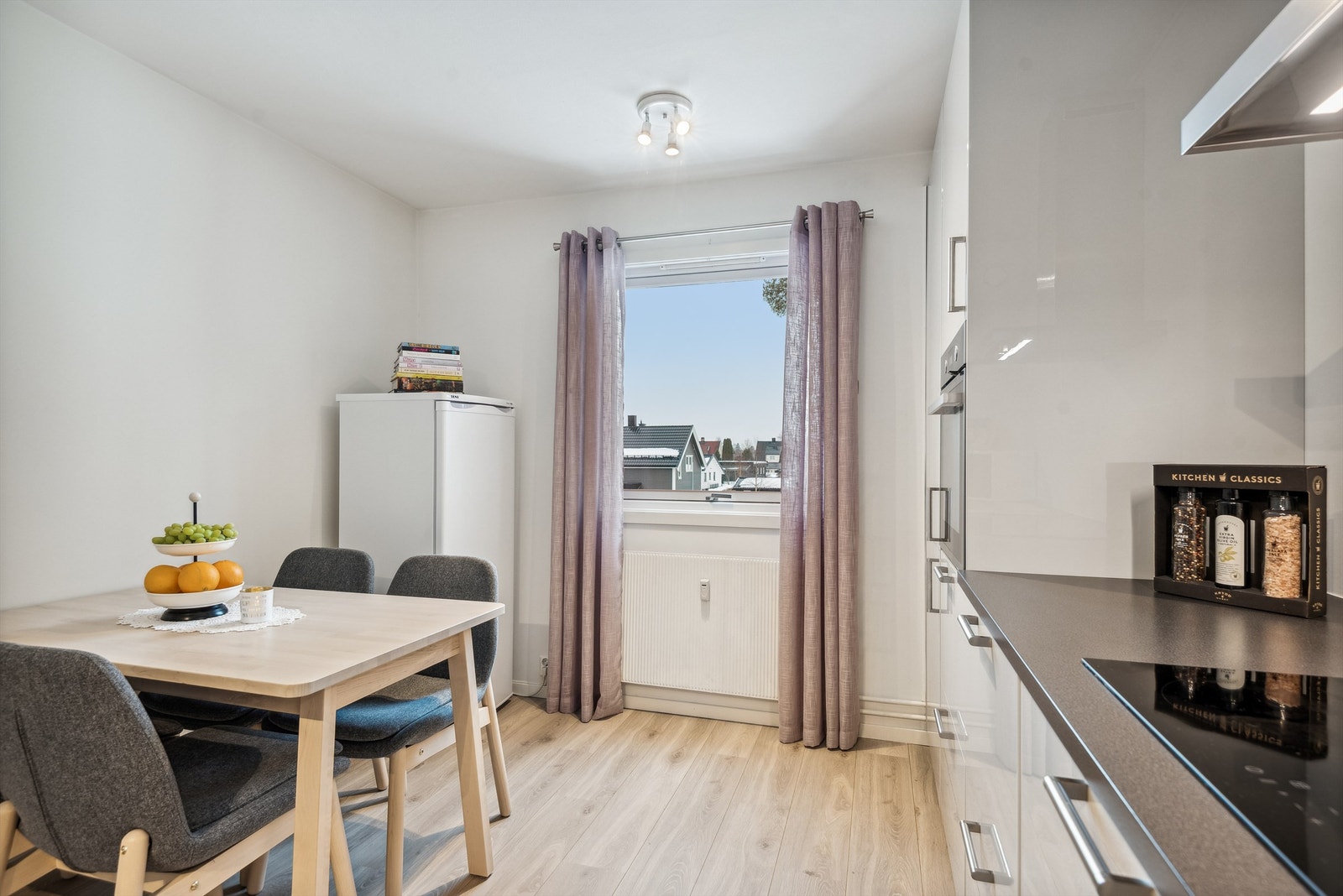 Innredningen består av underskap og skuffer. Integrerte hvitevarer som platetopp, stekeovn, oppvaskmaskin og kjøl/fryseskap etablert. Galleribilde