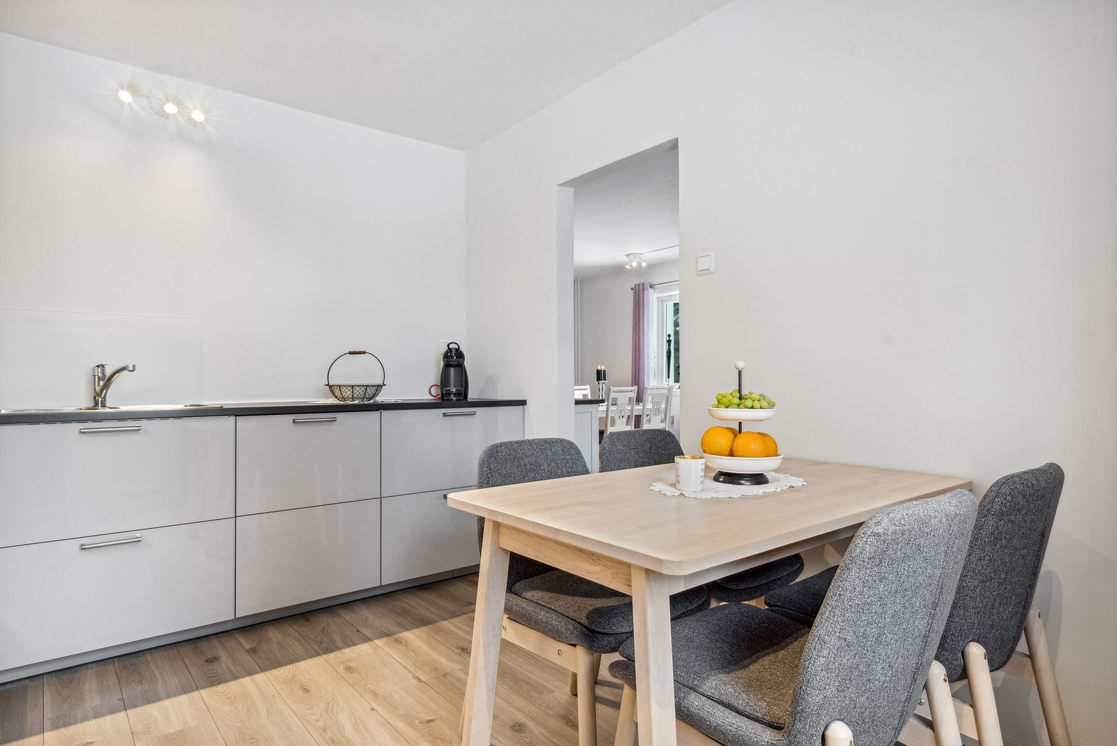 Kjøkkenet er romslig med god plass til å etablere spisestue hvor man kan nyte morgenkaffen og måltider alene eller sammen med andre. Galleribilde