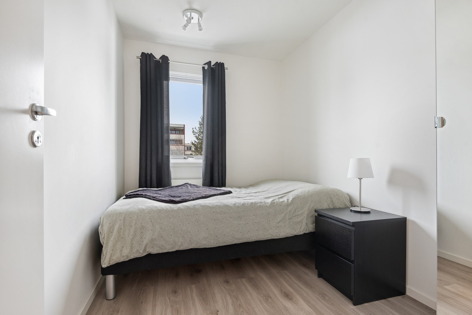 Det er tre soverom i leiligheten. Alle tre soverommene har hvitmalte vegger og laminat på gulvet. Galleribilde