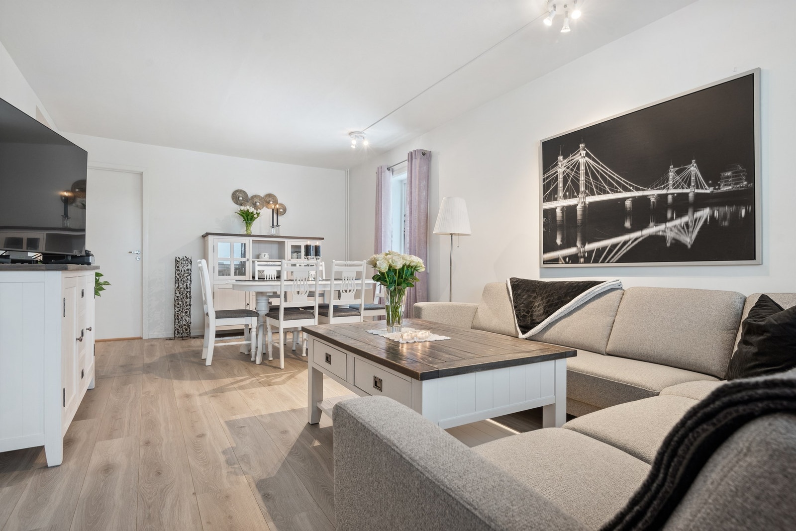 Stuen har lysmalte vegger og laminat på gulvet. Galleribilde