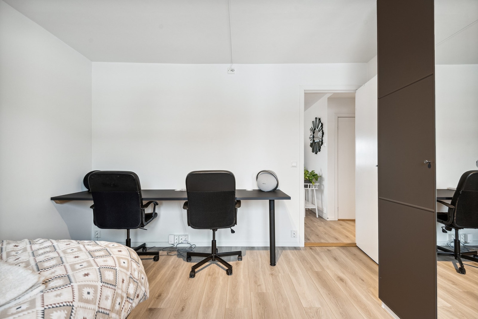 Rommet er romslig med god plass til det møblementet man ønsker. Det er montert radiator som varmekilde på alle tre rommene. Galleribilde