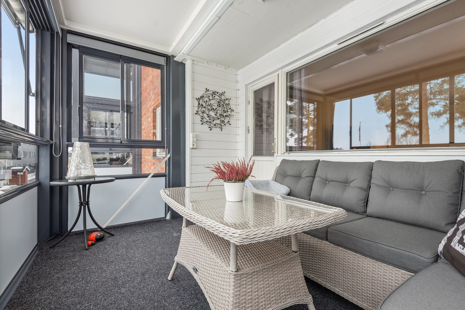 Her har man en ekstra stue hvor man kan forlenge sommeren litt selv om regnet faller ned. Det er også mulig å stenge solen ute ved å rulle ned rullegardinene. Galleribilde