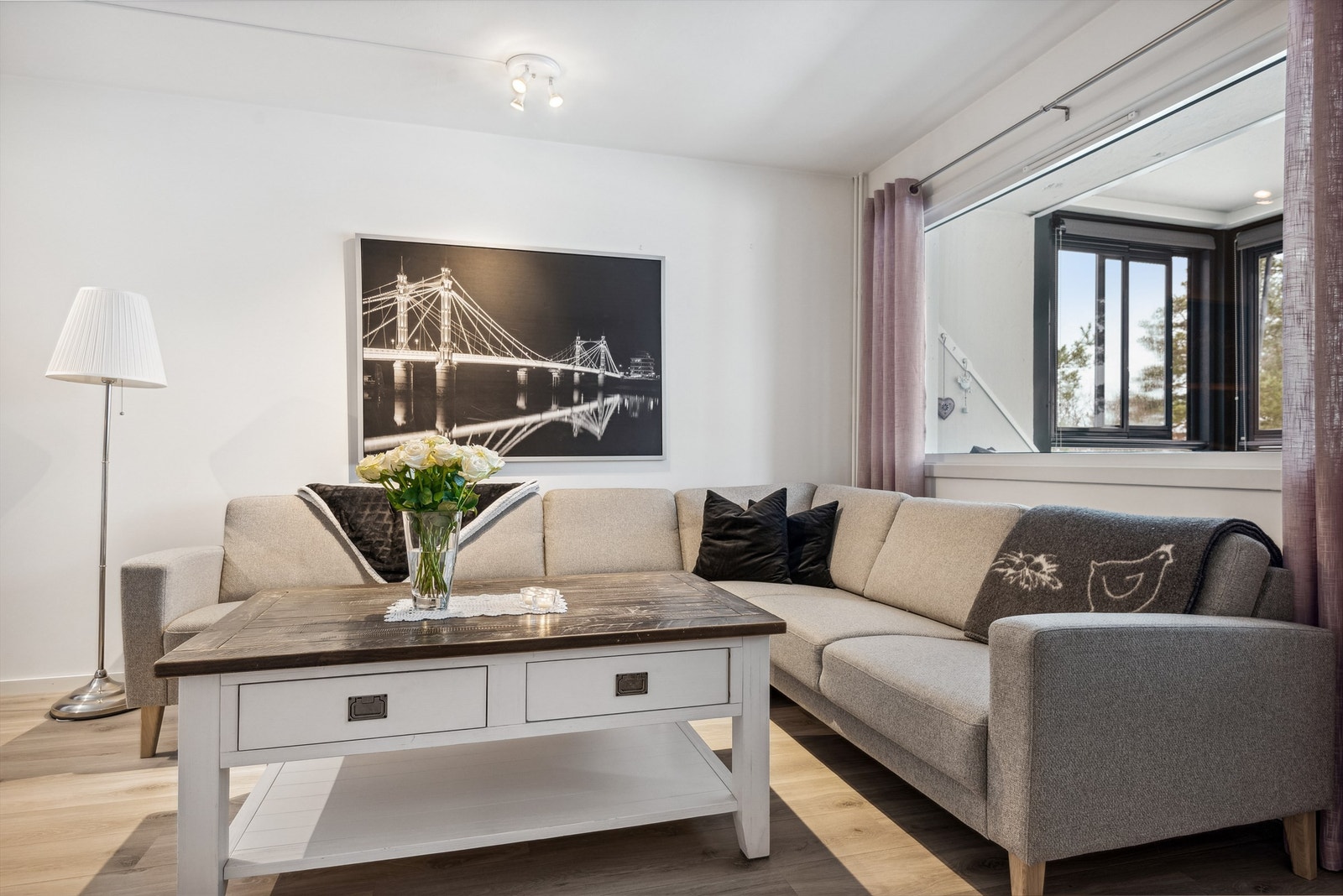 Her kan man slenge beina i sofaen etter en lang dag, og bare nyte favorittserien, en god bok eller bare nyte stillheten. Galleribilde