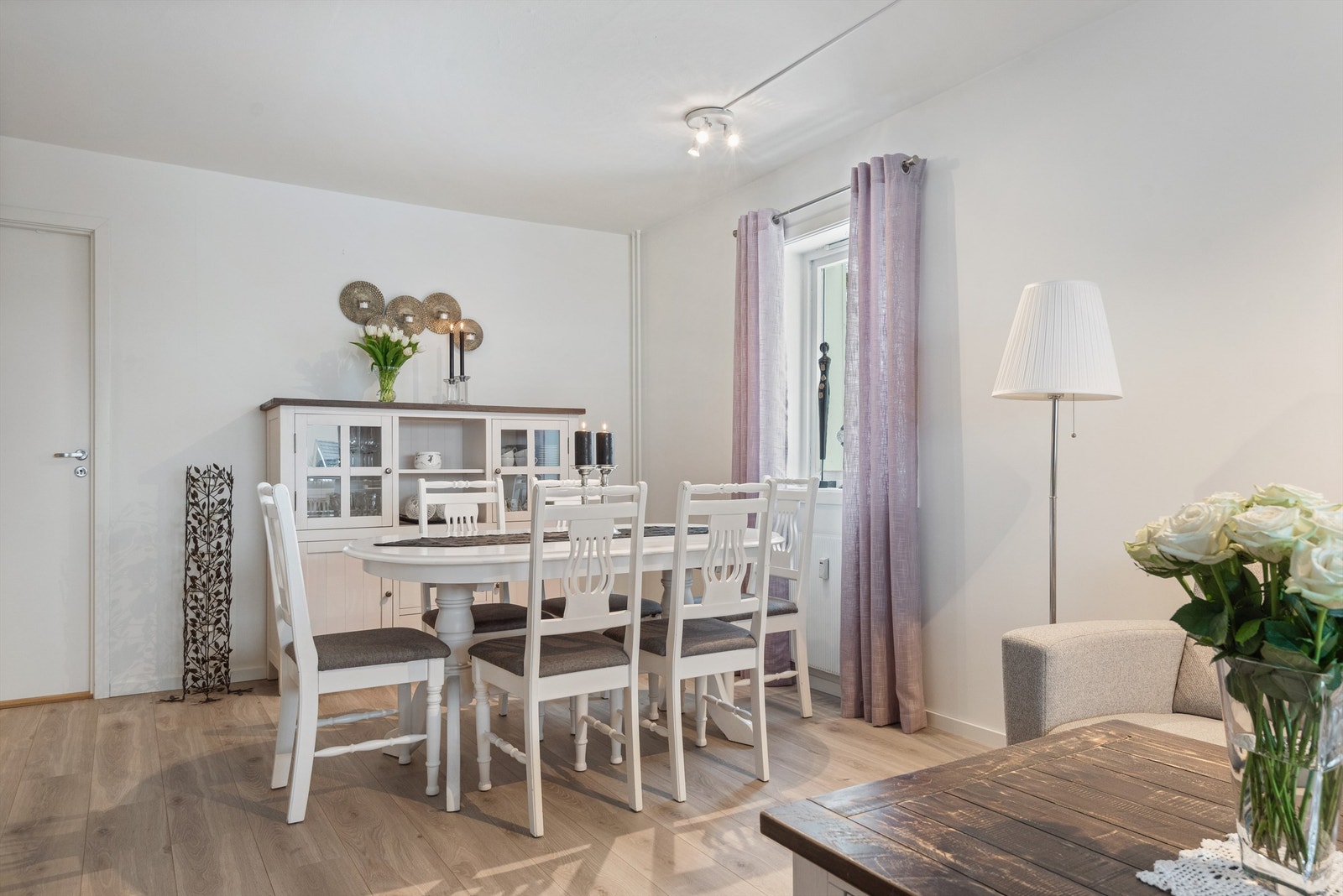 Stuen er romslig med god plass til å etablere sofagruppe, spisestue og annet møblement. Galleribilde