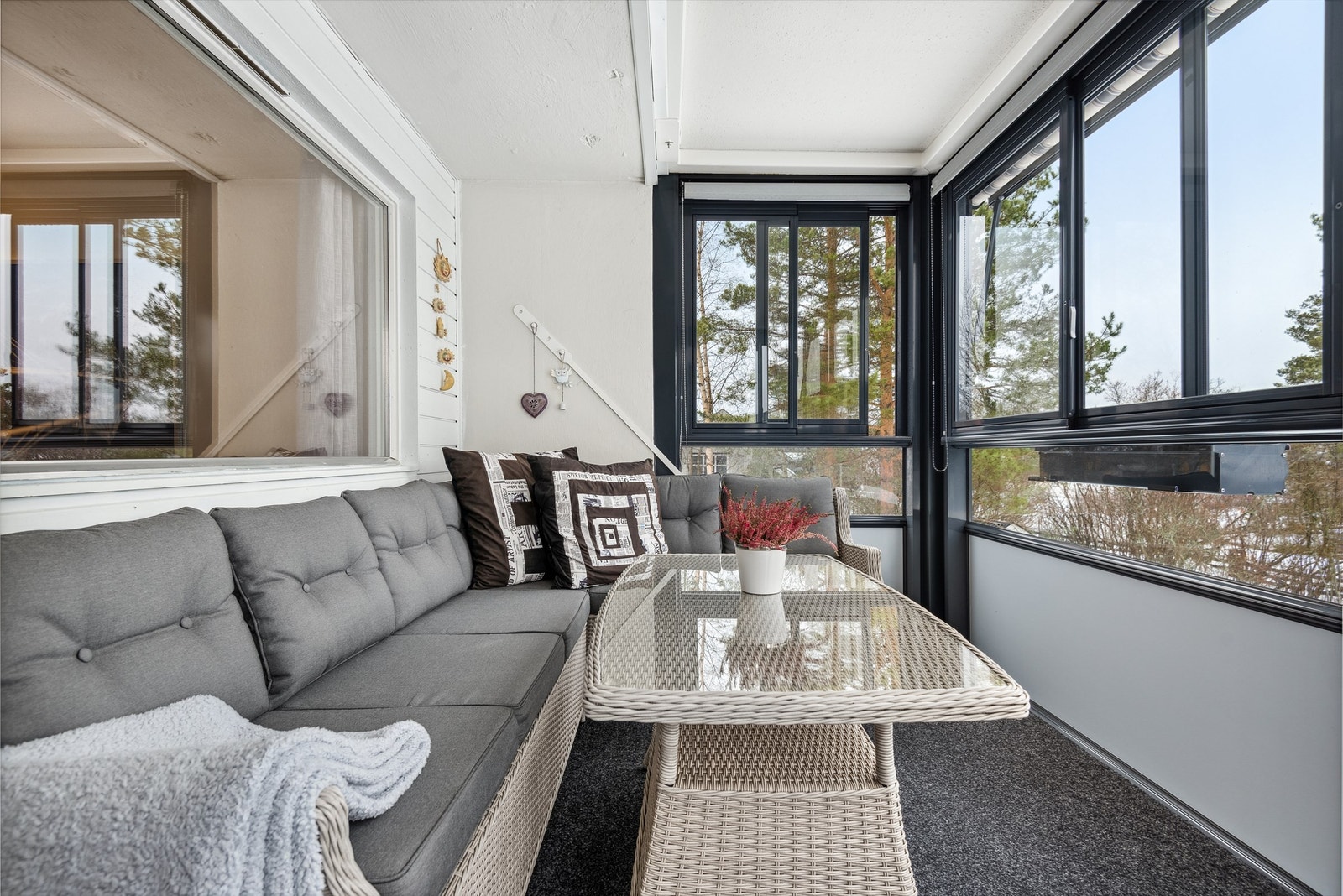 Fra stuen er det terrassedør som gir deg adkomst ut til den innglassede balkongen. Galleribilde