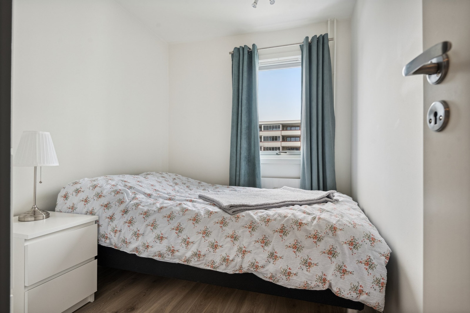 To av soverommene er litt mindre enn hovedsoverommet, men fortsatt romslige. Galleribilde