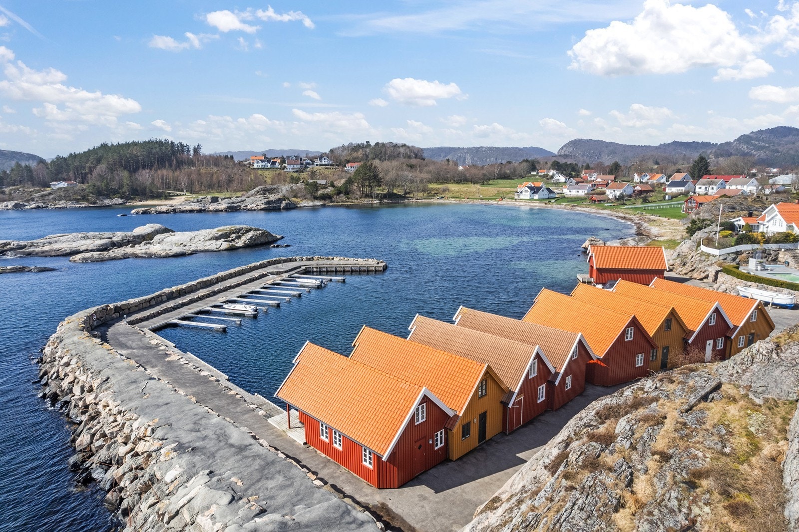 En kort spasertur ned fra huset ligger båthus og båtplass i idylliske omgivelser.
Eiendommen er også en del av sameiet Glapsalen som i tillegg disponerer fellesbrygge og friluftsområder. Galleribilde