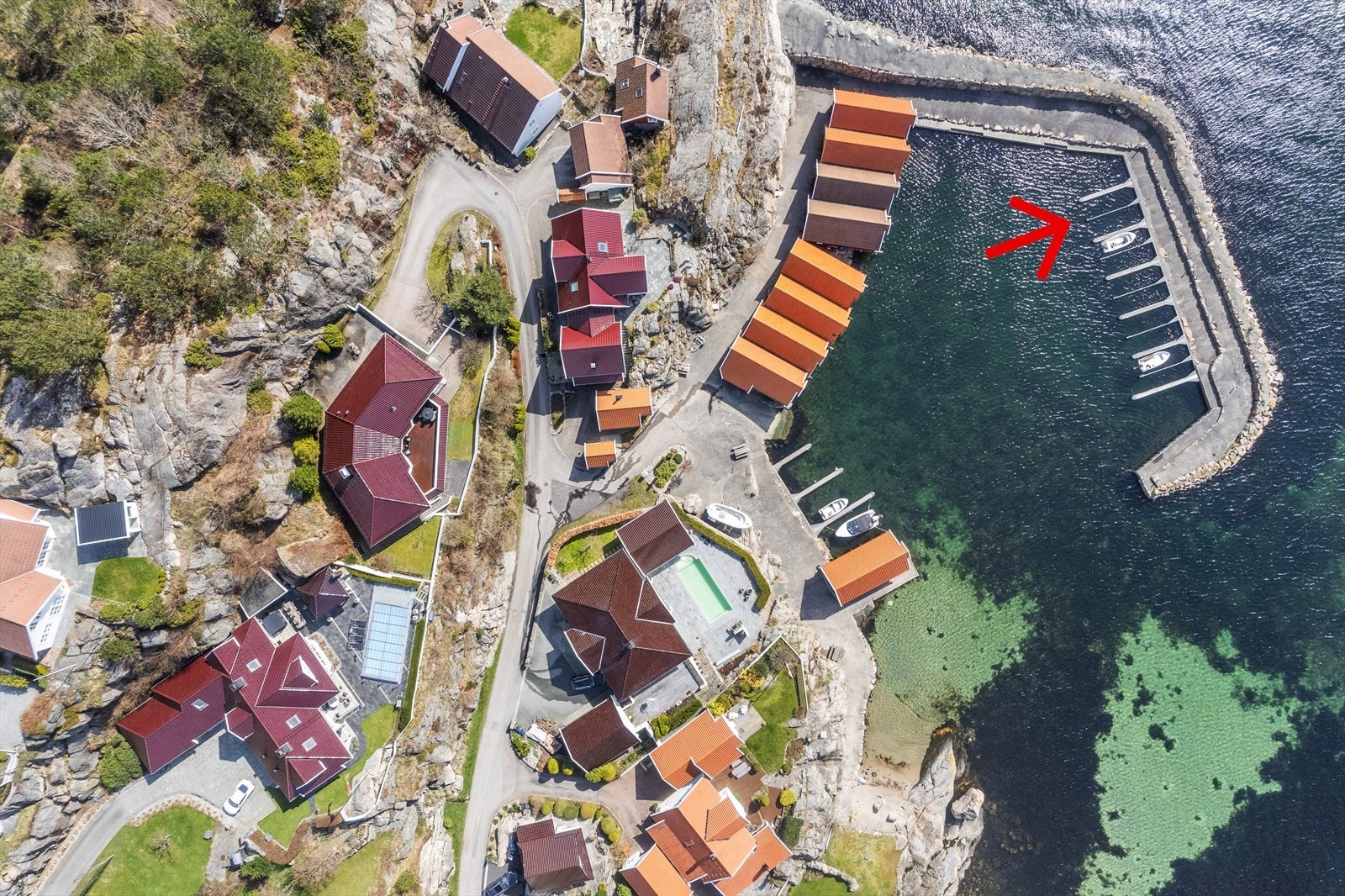 Badestrand og hyggelige fellesarealer.
Båtplass (se pil) på molo følger også. Denne utgjør 3 m bredde med utliggere. Galleribilde