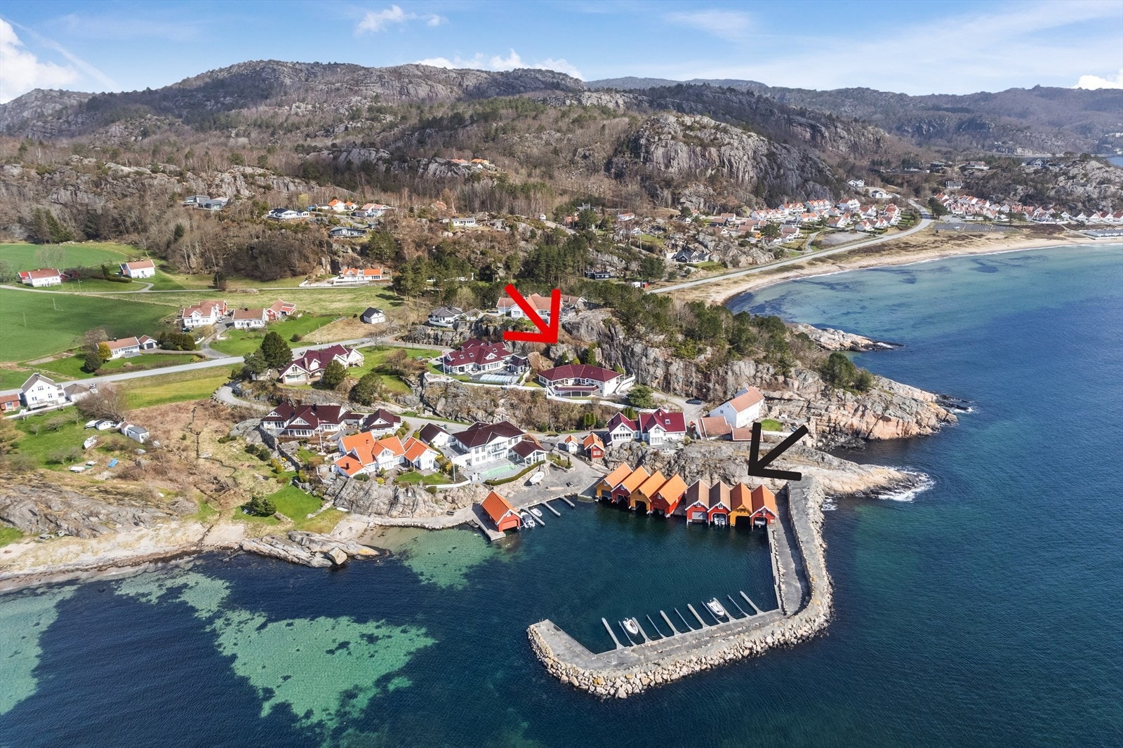 En flott eiendom med tilhørende båthus. I tillegg følger båtplass på fellesbrygge. Galleribilde