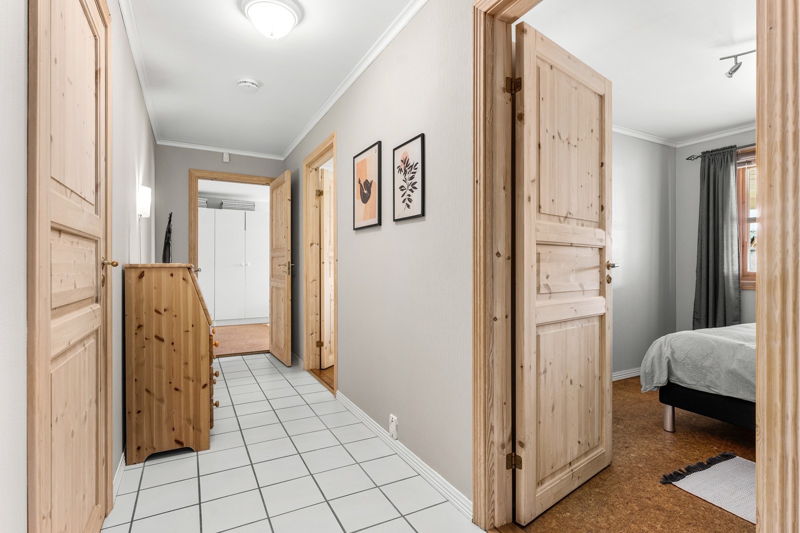 Gang inn til sov- og baderoms "avdelingen" i første etasje. Galleribilde