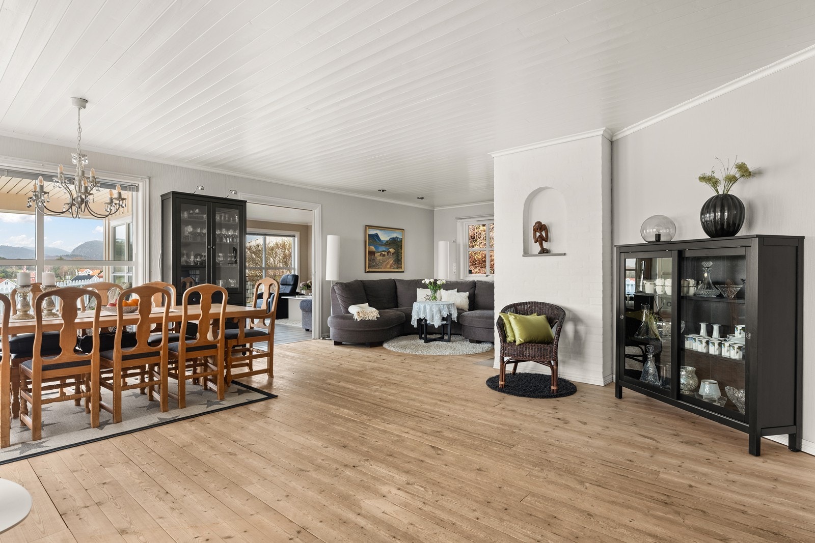 Stuen og hagestuen er avdelt med skillevegg/skyvedør. Galleribilde